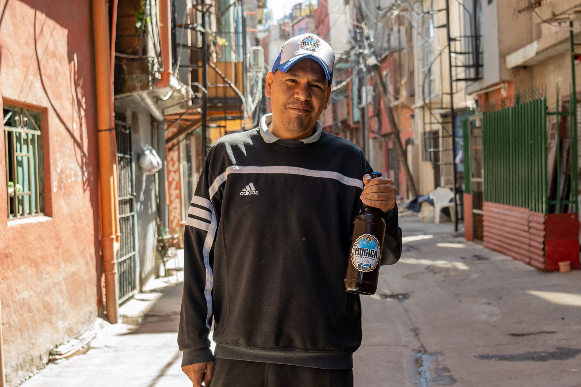 Osvaldo Salazar, 39 años,lleva adelante el primer emprendimiento de cerveza artesanal del Barrio Mugica (@motocarro_)-.-