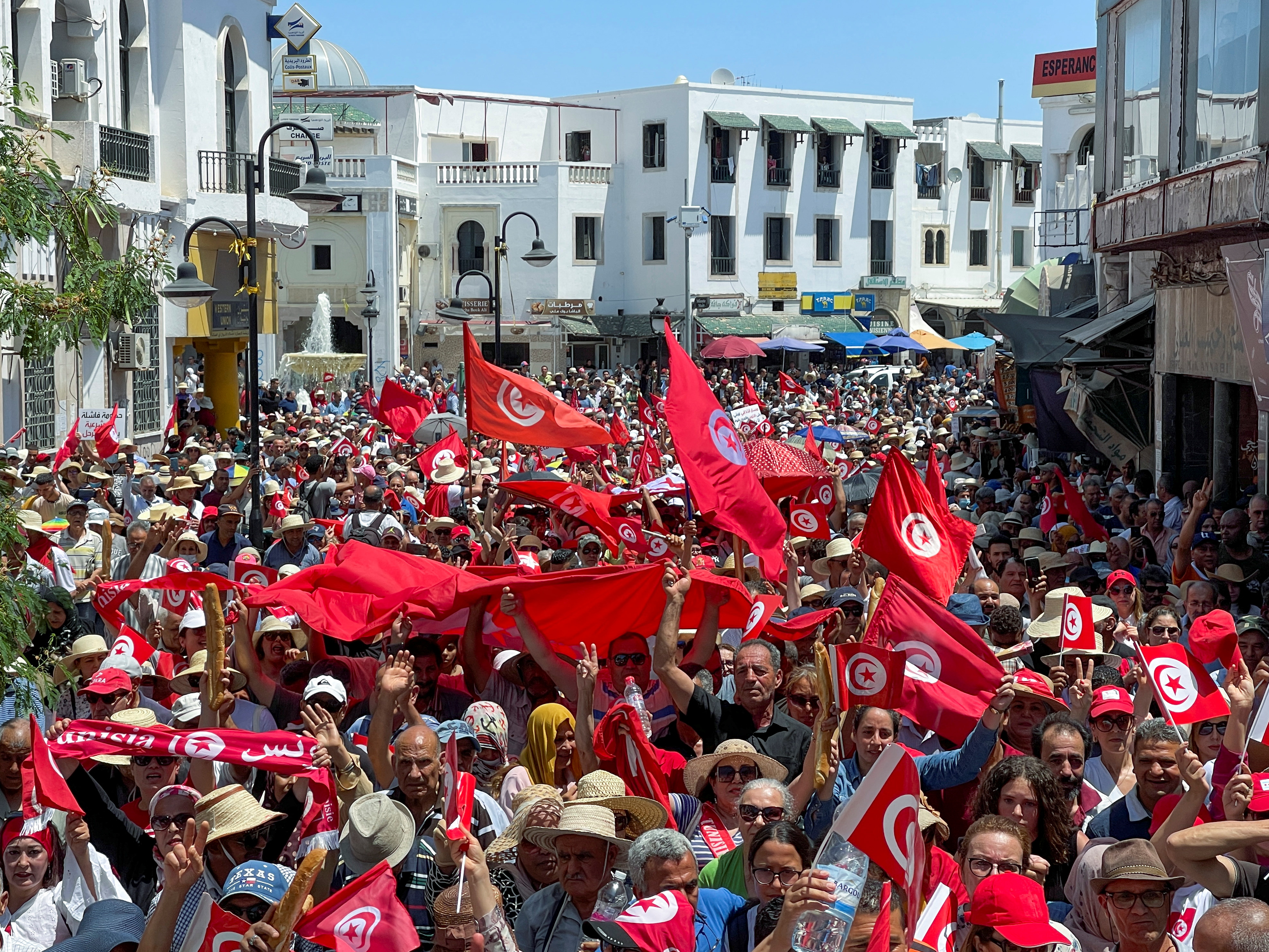 Una protesta en oposición a un referéndum sobre una nueva constitución convocada por el presidente Kais Saied, en Túnez, el 18 de junio de 2022. (REUTERS/Jihed Abidellaoui)