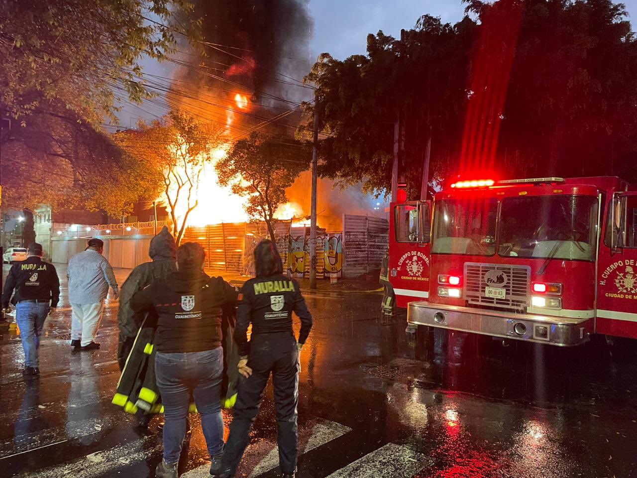 Dos personas perdieron la vida a causa del incendio en la colonia Buenavista. (Alcaldía Cuauhtémoc/Twitter)