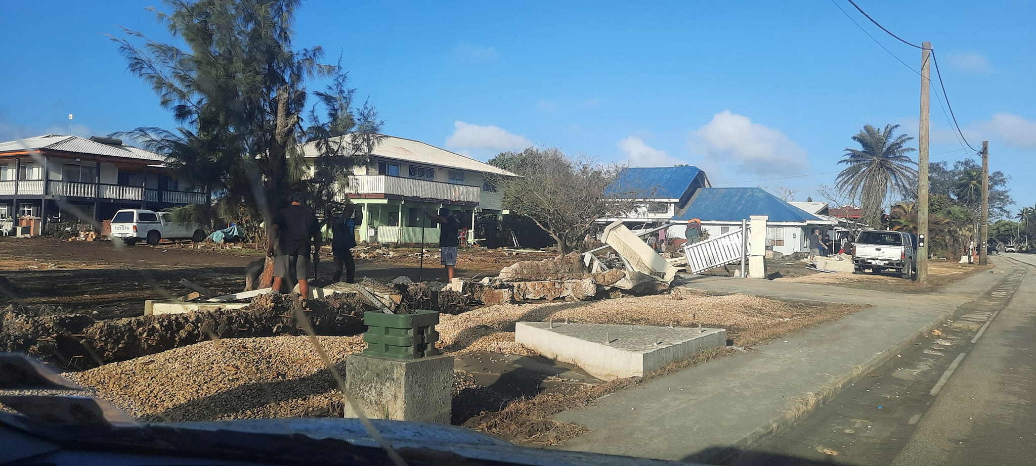 Personas trabajan en una propiedad dañada tras la erupción volcánica y el tsunami, en Nuku'alofa, Tonga (REUTERS)