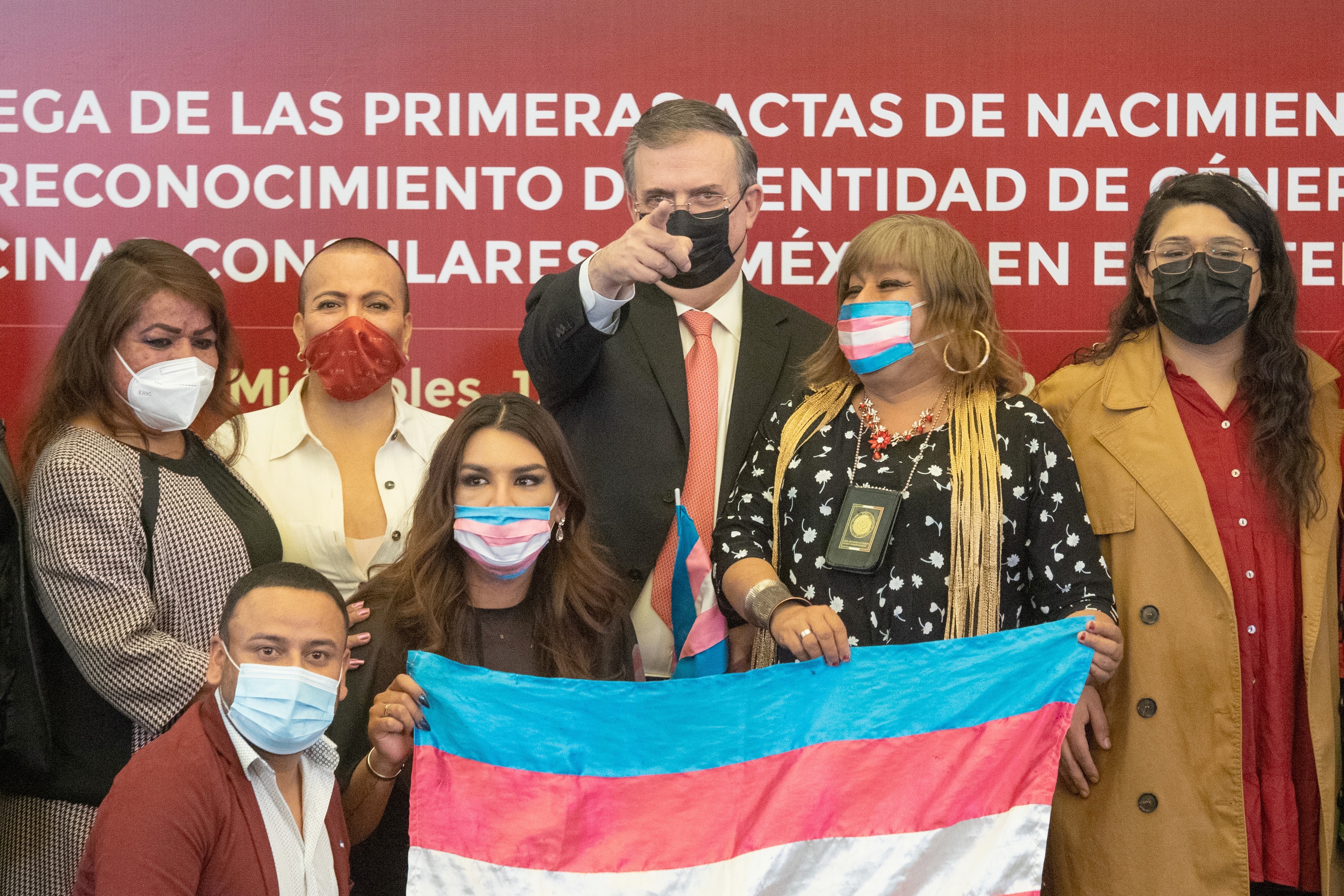El canciller mexicano Marcelo Ebrard junto a activistas de la comunidad LGBT+, durante la entrega de las primeras actas de nacimiento de identidad de género, en un acto el año pasado (EFE/Isaac Esquivel)
