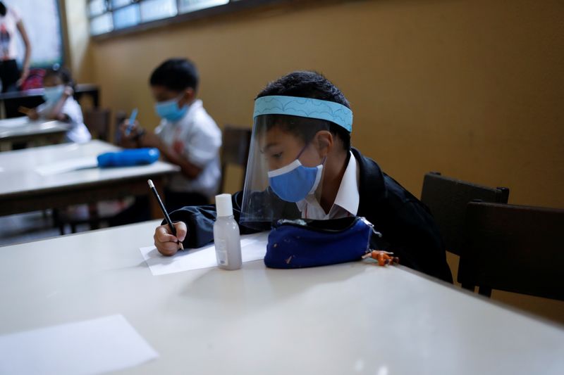Niños en el retorno a las clases presenciales en las escuelas de Caracas (25 de octubre de 2021/REUTERS/Leonardo Fernandez Viloria)