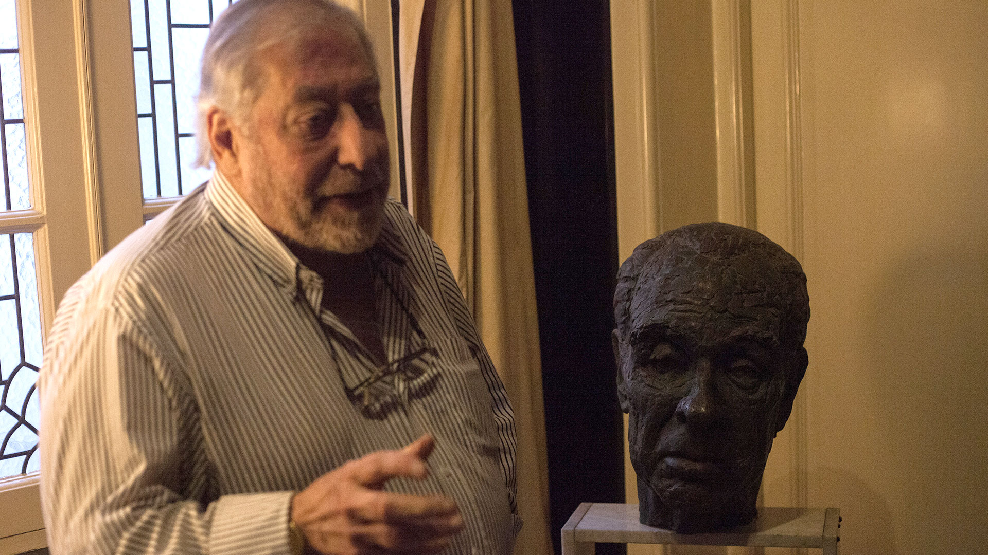 Un busto de Borges en la casa de Alejandro Vaccaro. (Roberto Almeida)