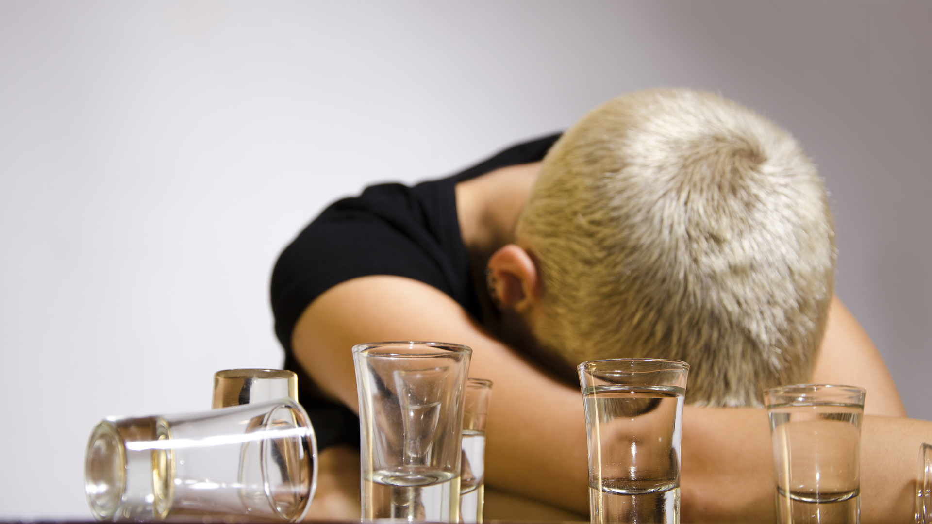 El alcohol es la droga legal más consumida entre los jóvenes (Getty)