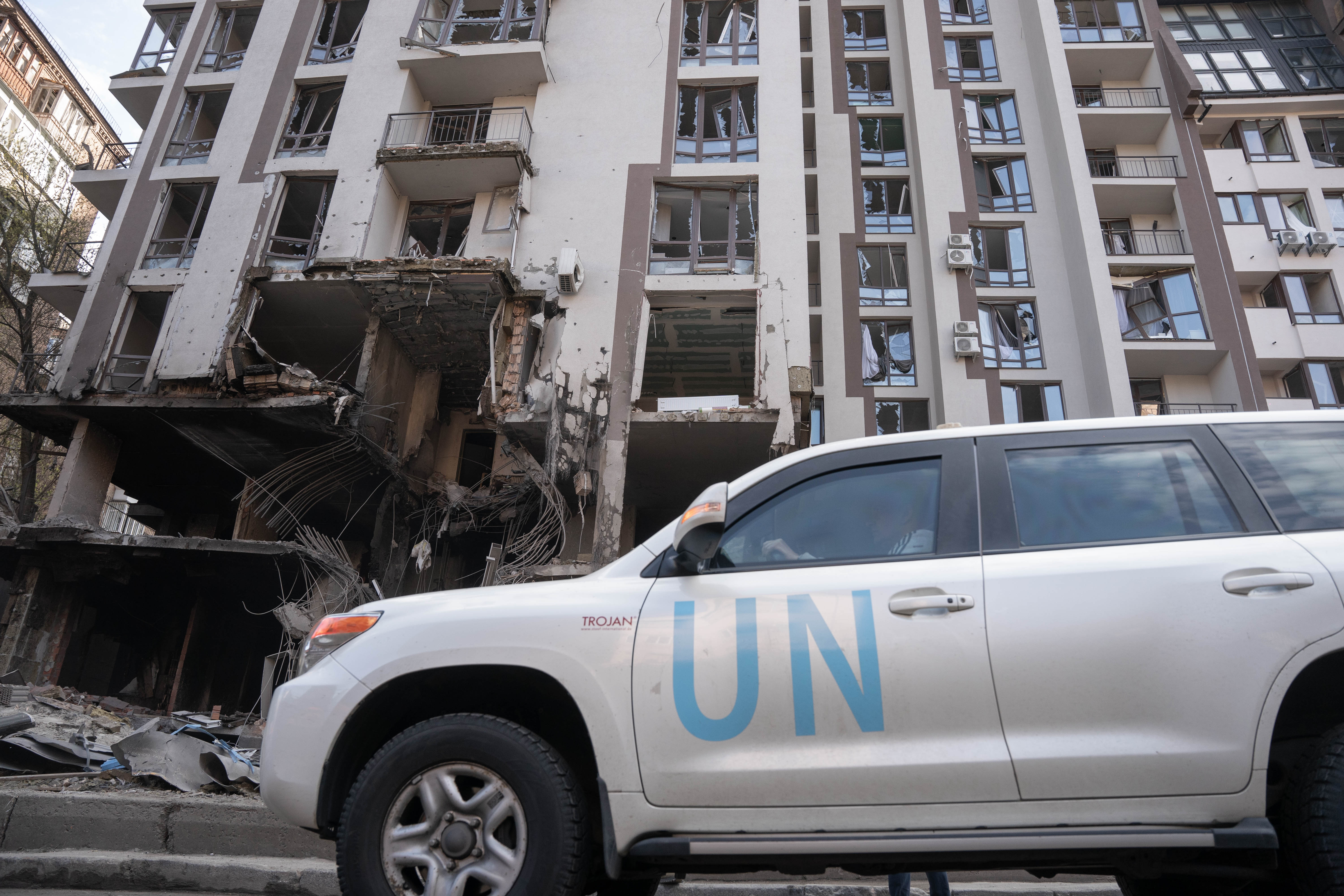 Una camioneta de la ONU pasa frente al lugar de los hechos. El secretario general de las Naciones Unidas, Antonio Guterres, se encontraba en la ciudad en el momento del ataque.