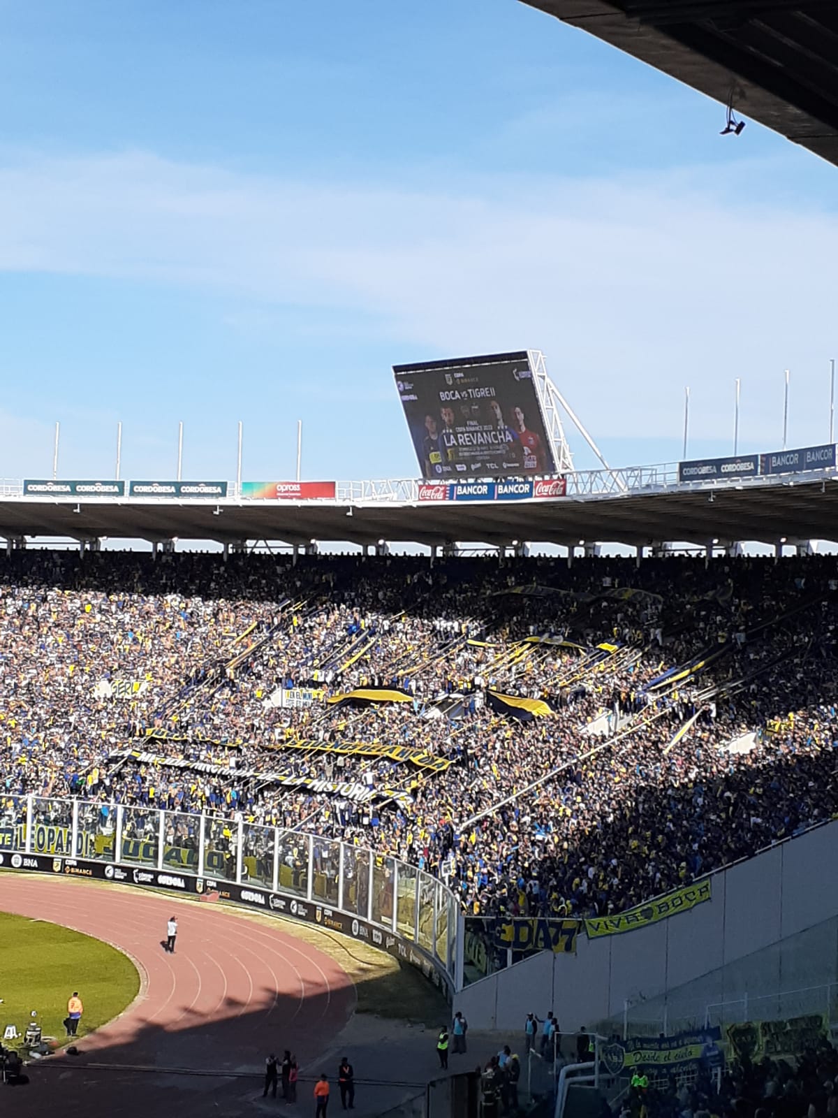 Poster final Piala Liga antara Boca dan Tigre yang dipajang di kepala stadion Mario Alberto Kempes