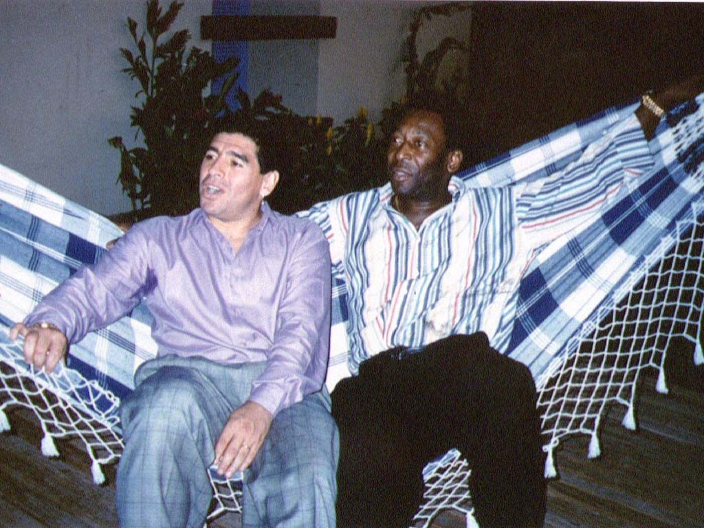 En mayo de 1995, Pelé le hizo una propuesta a Diego Maradona para jugar en el Santos. El argentino la rechazó (REUTERS)