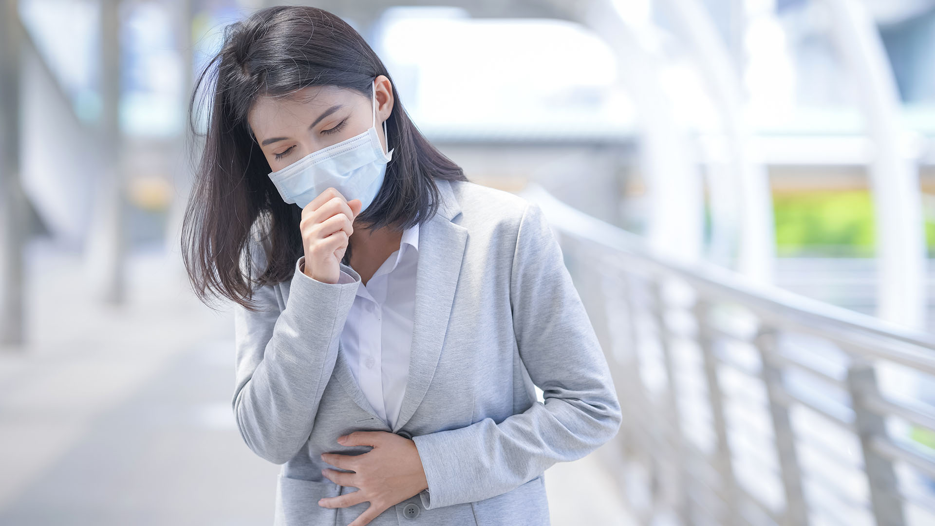 La tos es uno de los principales síntomas que pueden indicar un cuadro de COVID-19 /(Getty)