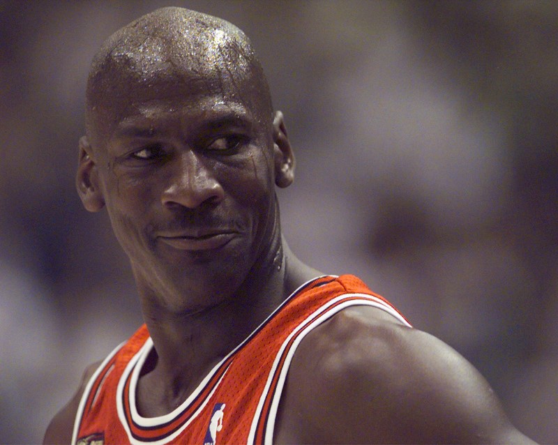 Michael Jordan en un juego de la NBA de 1998 entre Chicago Bulls y Utah Jazz 