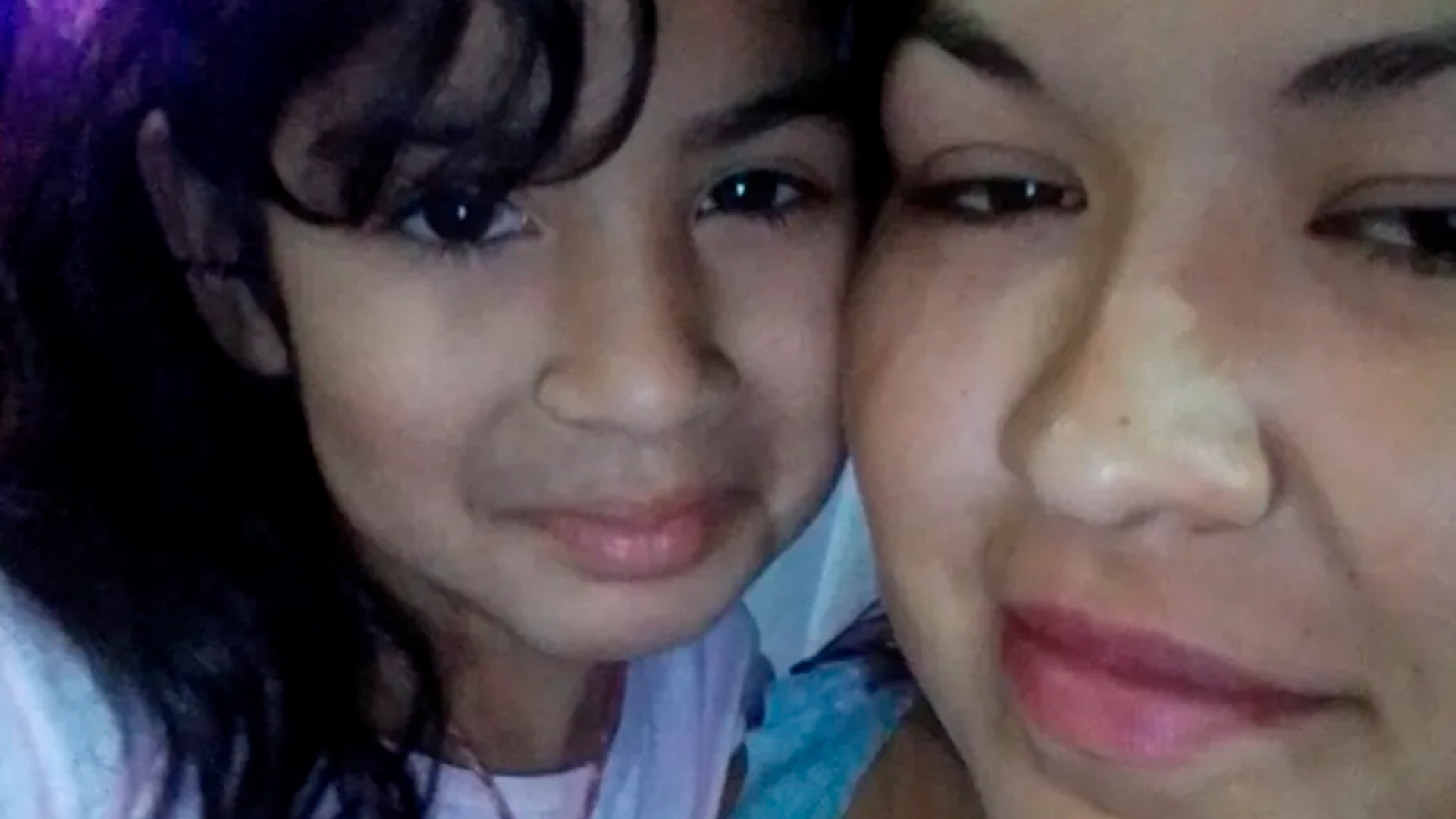 Isis (6) junto a su madre, Marisol Jofré (26). Para la Justicia, se trató de un homicidio seguido de suicidio