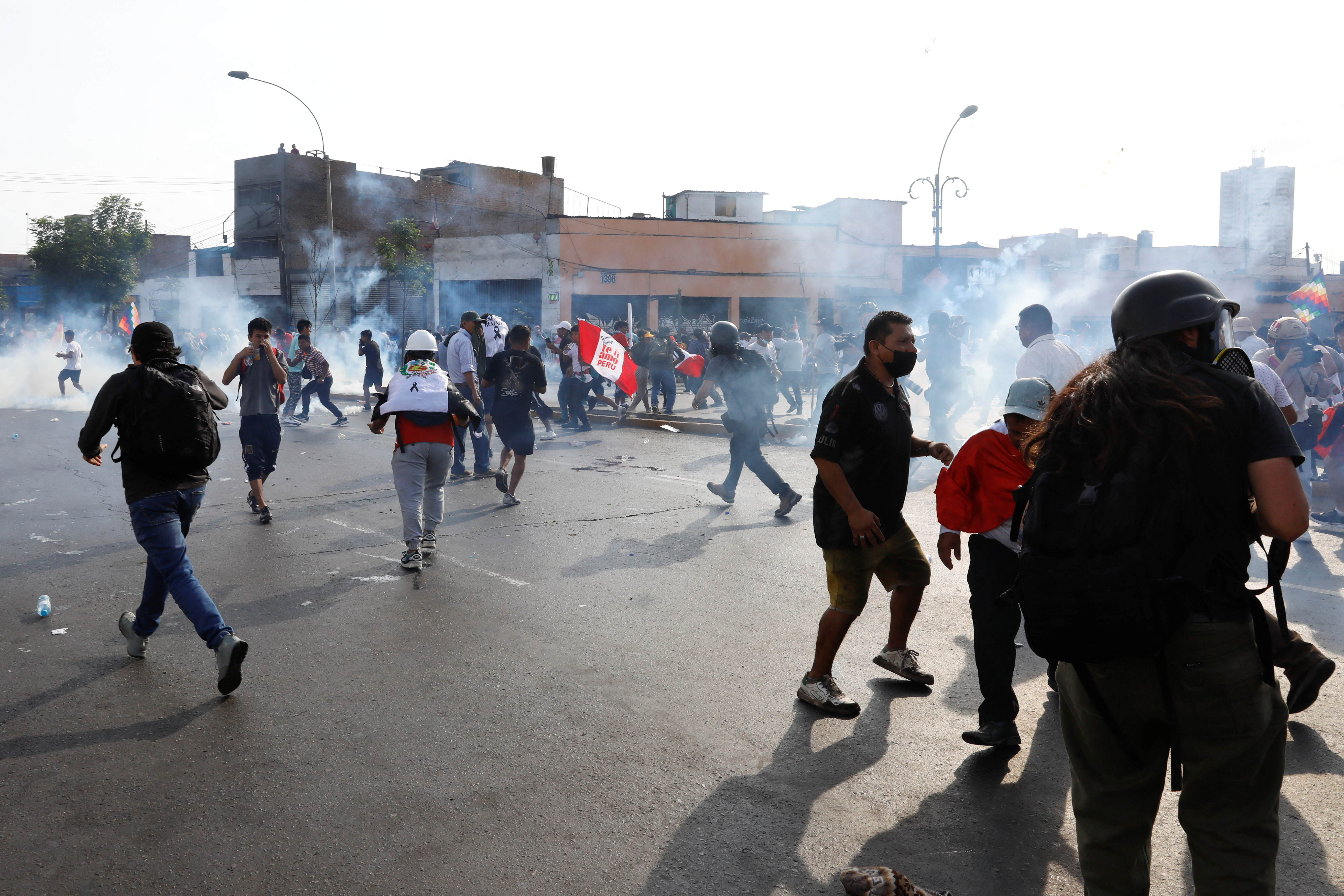 Manifestantes se dispersan debido a las bombas lacrimógenas lanzadas por la Policía. REUTERS/Alessandro Cinque