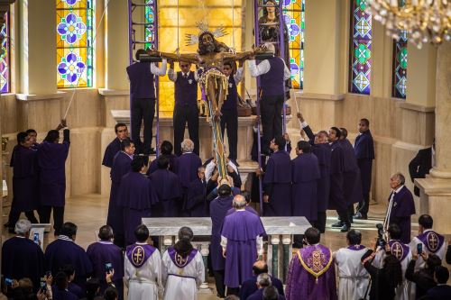 Con profunda fe católica, cientos de fieles acompañaron la tradicional bajada de la venerada efigie del Señor de Luren por las celebraciones de Semana Santa en la provincia y región Ica. Fuente: Andina
