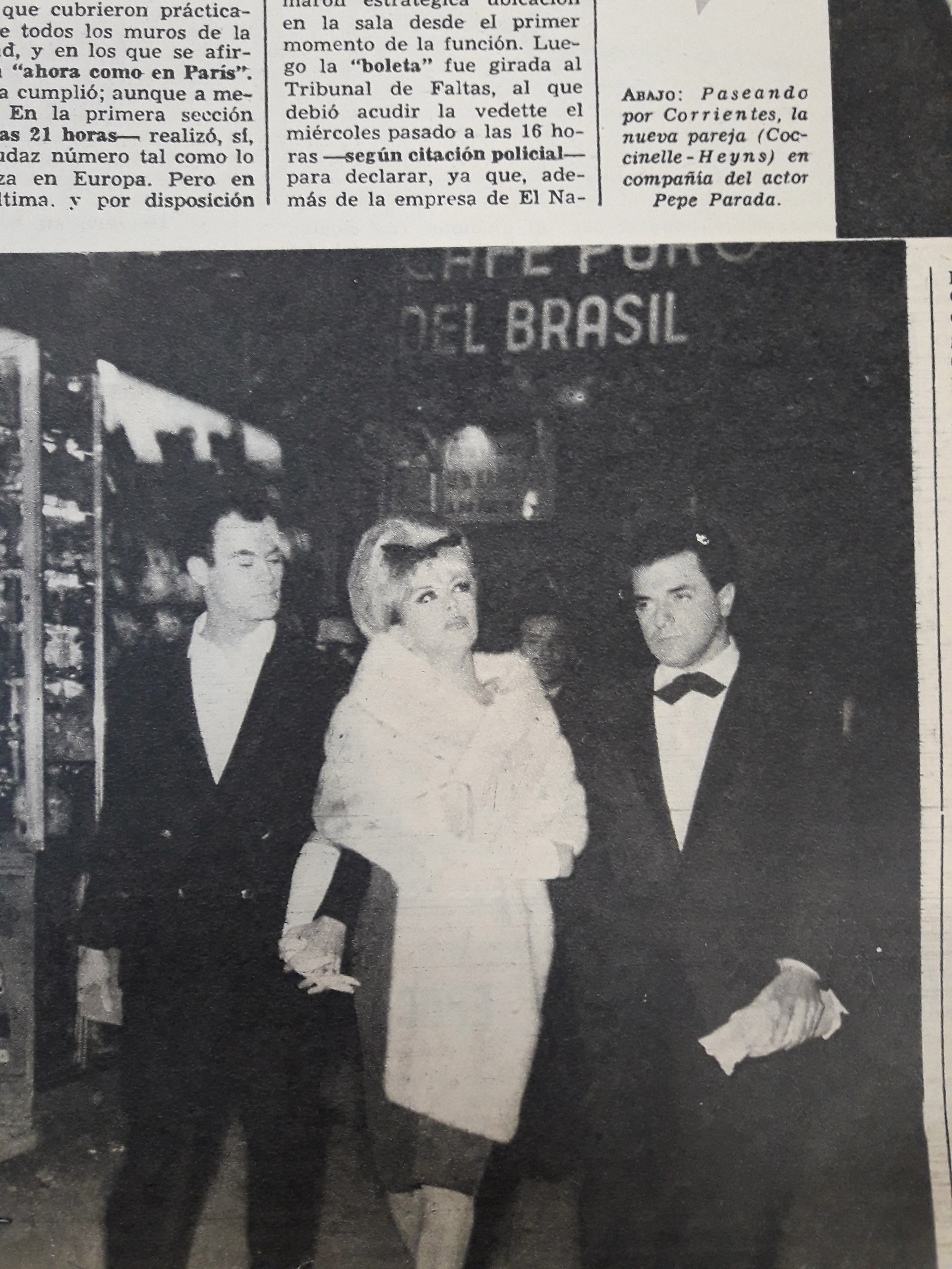 Coccinelle junto al empresario teatral Pepe Parada, durante su estancia en Argentina (Imagen: Revista Así)