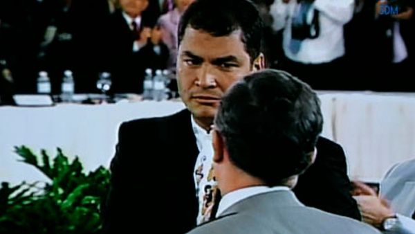 El apretón de manos y la mirada fulminante que Rafael Correa, entonces presidente de Ecuador, le dio a Alvaro Uribe, su homólogo colombiano, se volvió un símbolo del correísmo para recordar el ataque de Angostura. La escena sucedió en la Cumbre de Río de 2008.