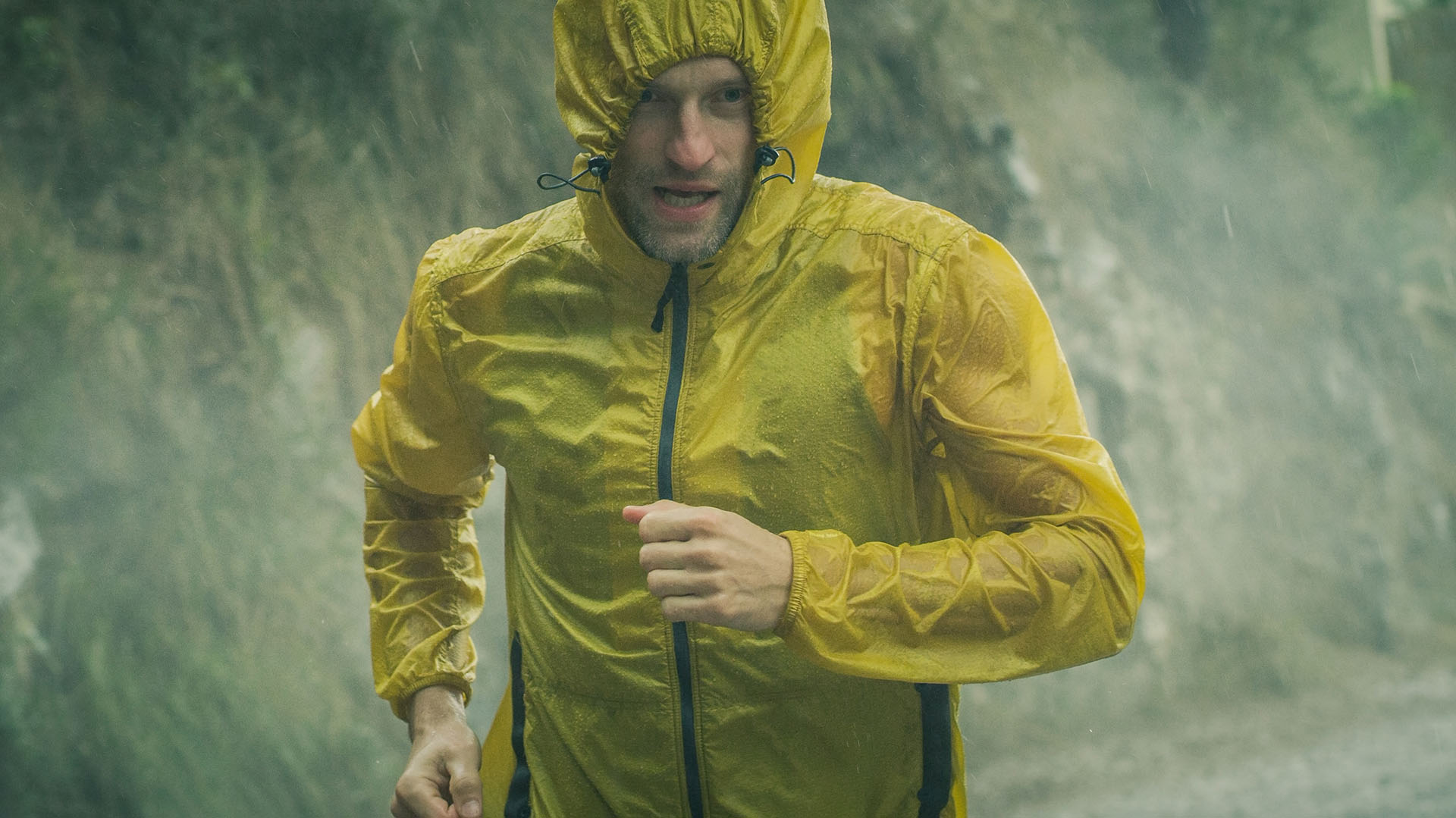 Correr en días de lluvia: consejos para salir a entrenar sin excusas 