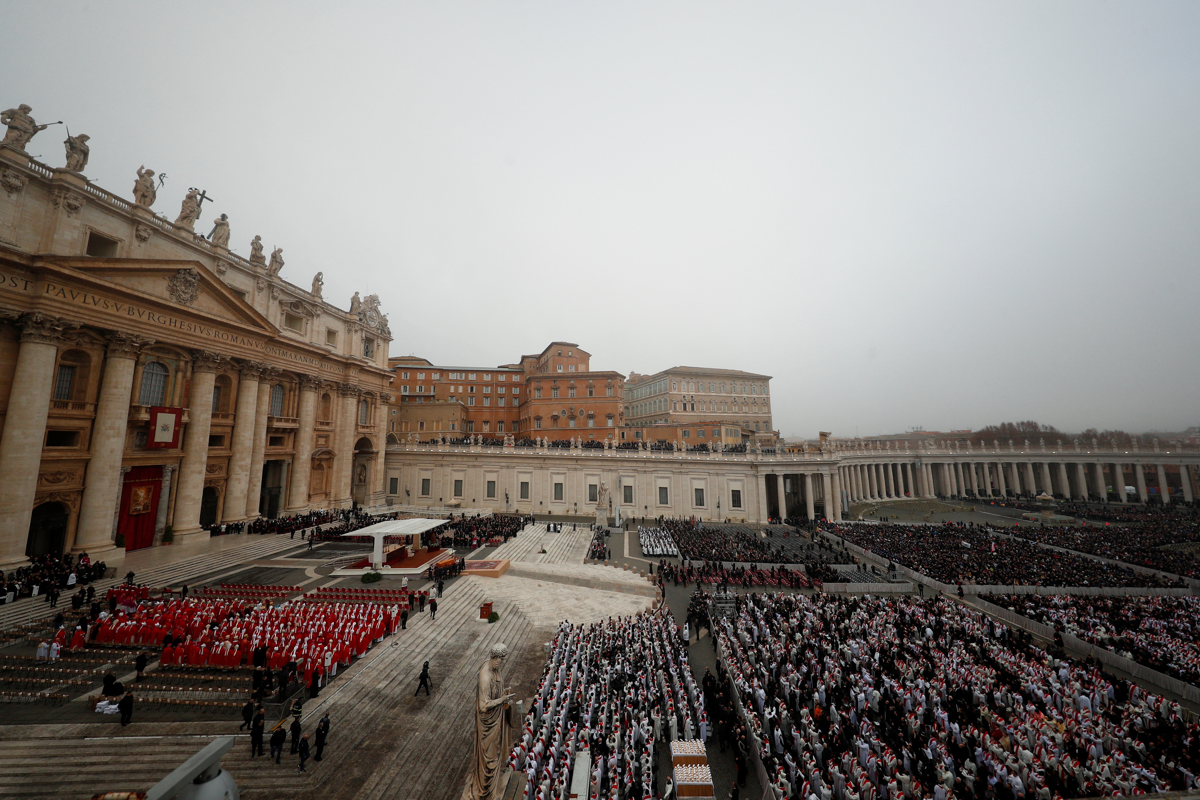 Imagen general de la Plaza de San Pedro durante el funeral de Benedicto XVI.