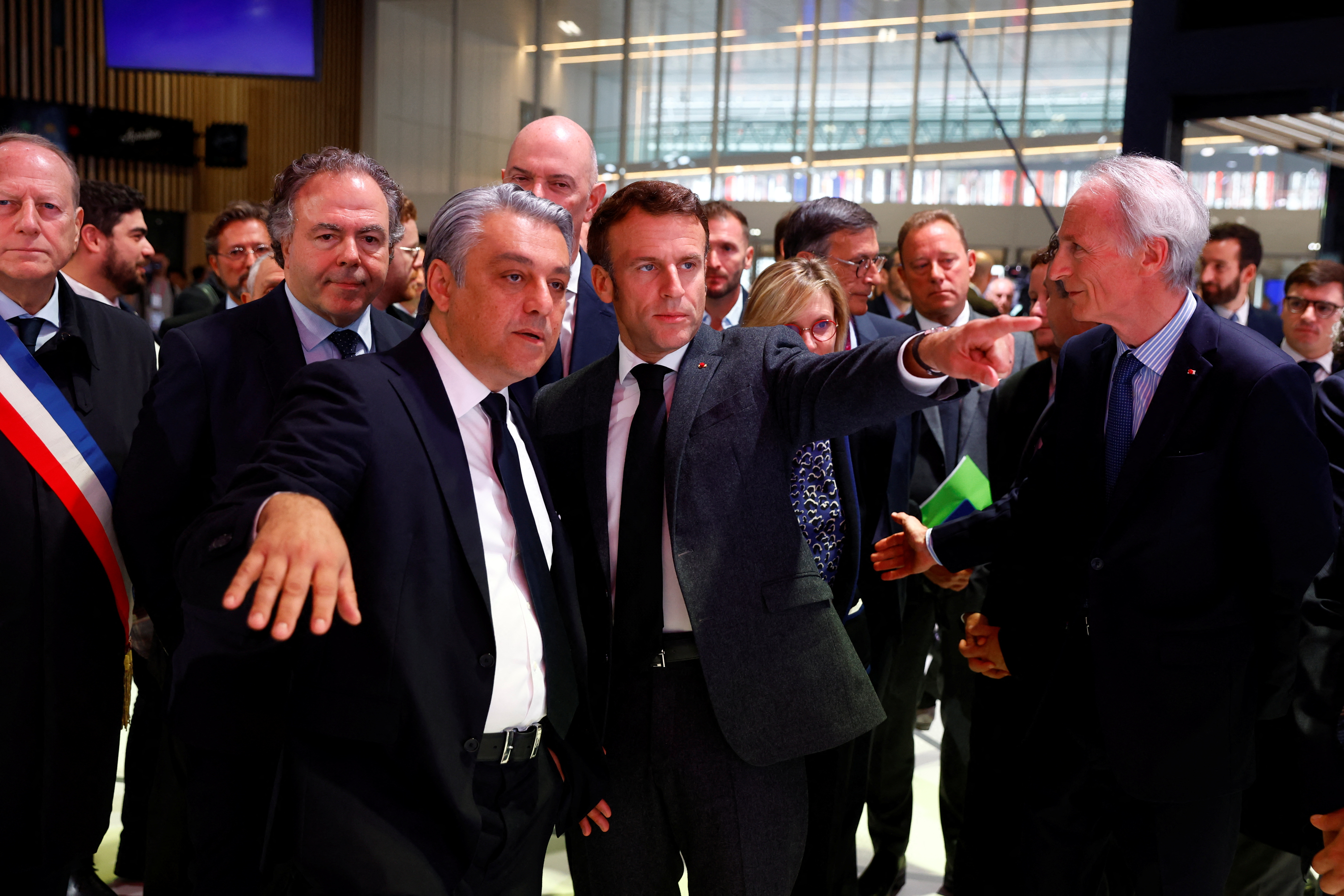 El Presidente de Francia Emmanuel Macron junto al CEO de Renault, Luca De Meo, durante la jornada inaugural del Mondial de l'auto 2022 en París (REUTERS/Gonzalo Fuentes/Pool)