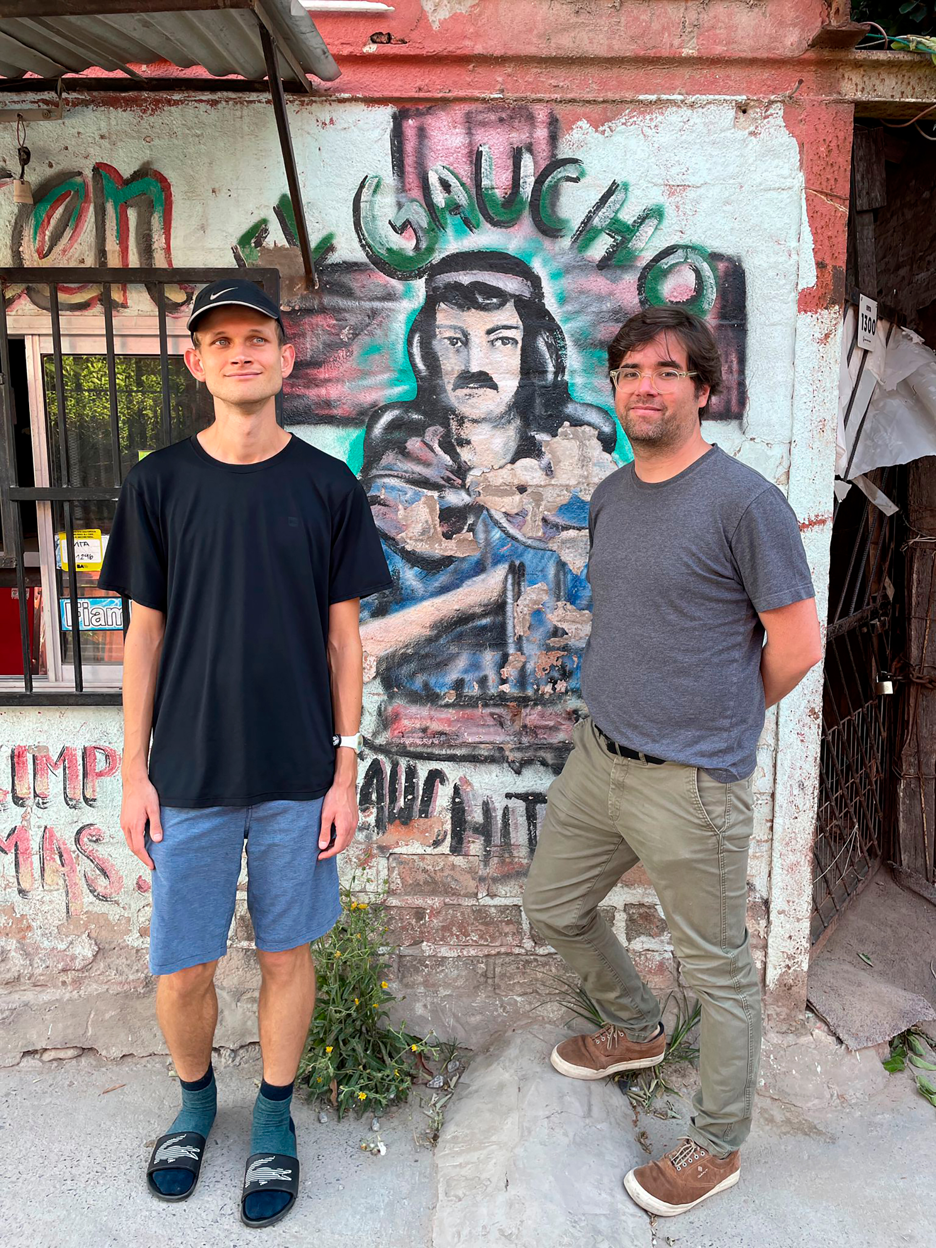Buterin y su anfitrión local, Santiago Siri, creador del proyecto UBI y de "Proof of Humanity", que interesó al geniecillo ruso-canadiense
