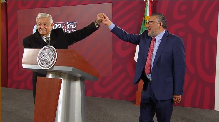El presidente despidió al ex titular de Aduanas entre aplausos y halagos: "Campeón", expresó mientras levantaba su mano. (Captura: Youtube Andrés Manuel López Obrador)