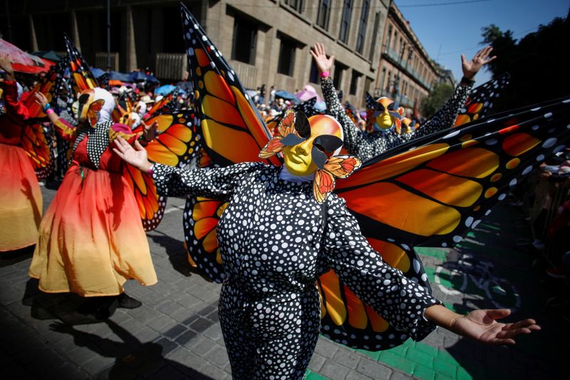 Participantes vestidos como mariposas monarca durante el desfile anual del Día de Muertos en Ciudad de México. (Foto: REUTERS/Gustavo Graf)