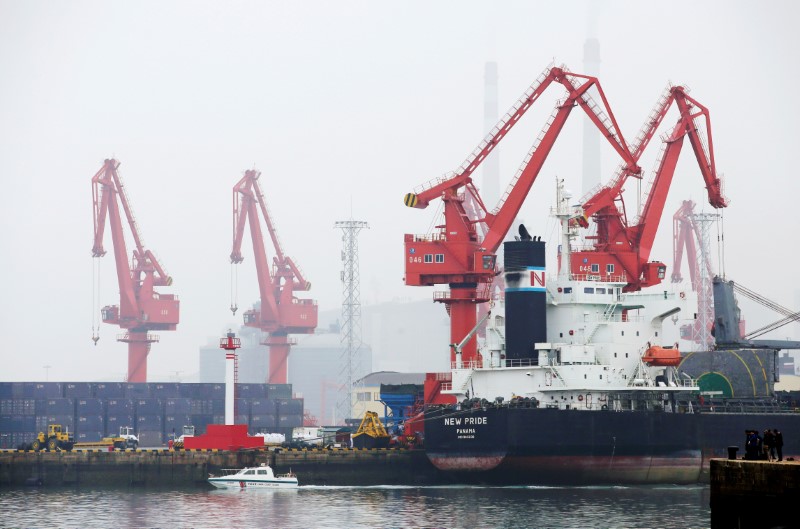 Un petrolero en el puerto de Qingdao, provincia de Shandong, China [21 de abril de 2019] (Reuters/ Jason Lee)