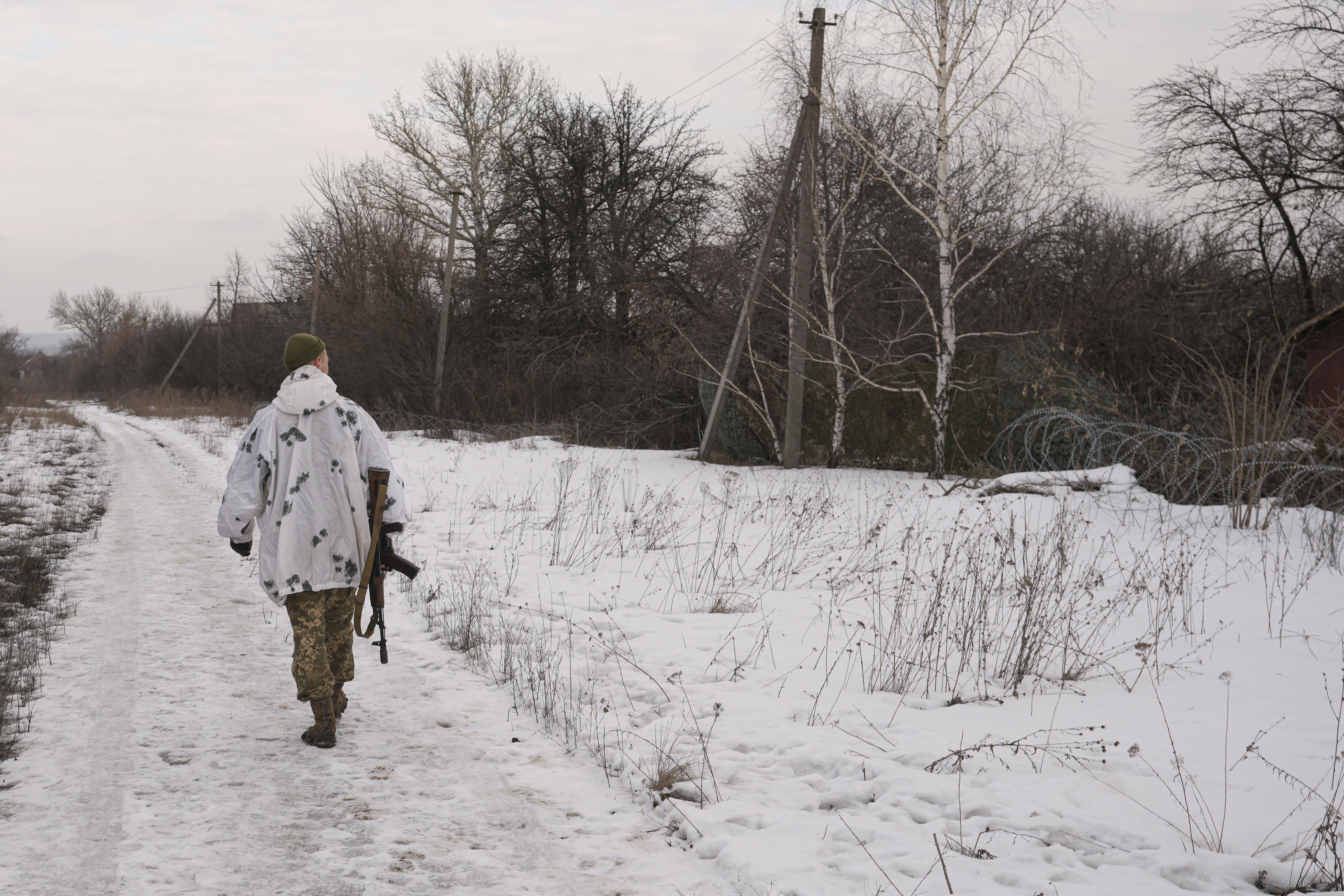Un soldado ucraniano patrullando un puesto fronterizo. El conflicto en Ucraniano es geográficamente lejano, pero no sus efectos económicos (AP Photo/Vadim Ghirda)