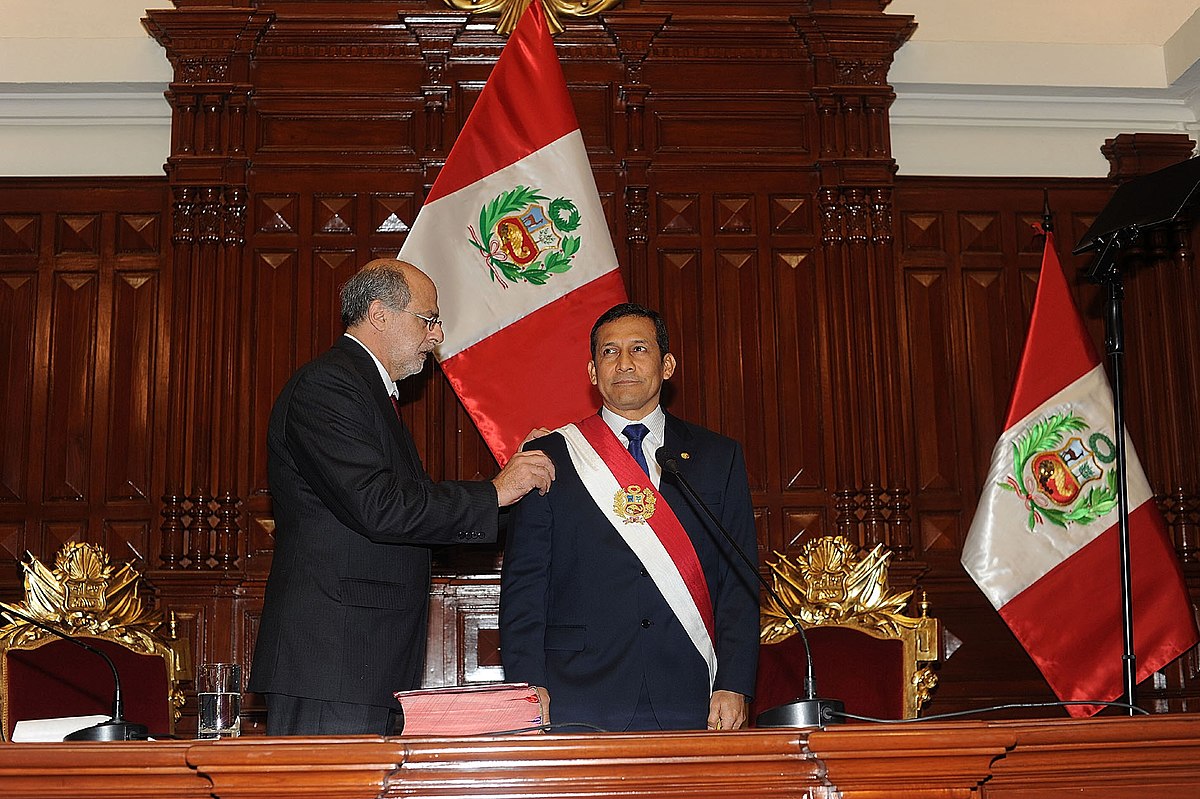 Daniel Abugattás imposing the presidential sash on Ollanta Humala on July 28, 2011. (Photo: Andina)