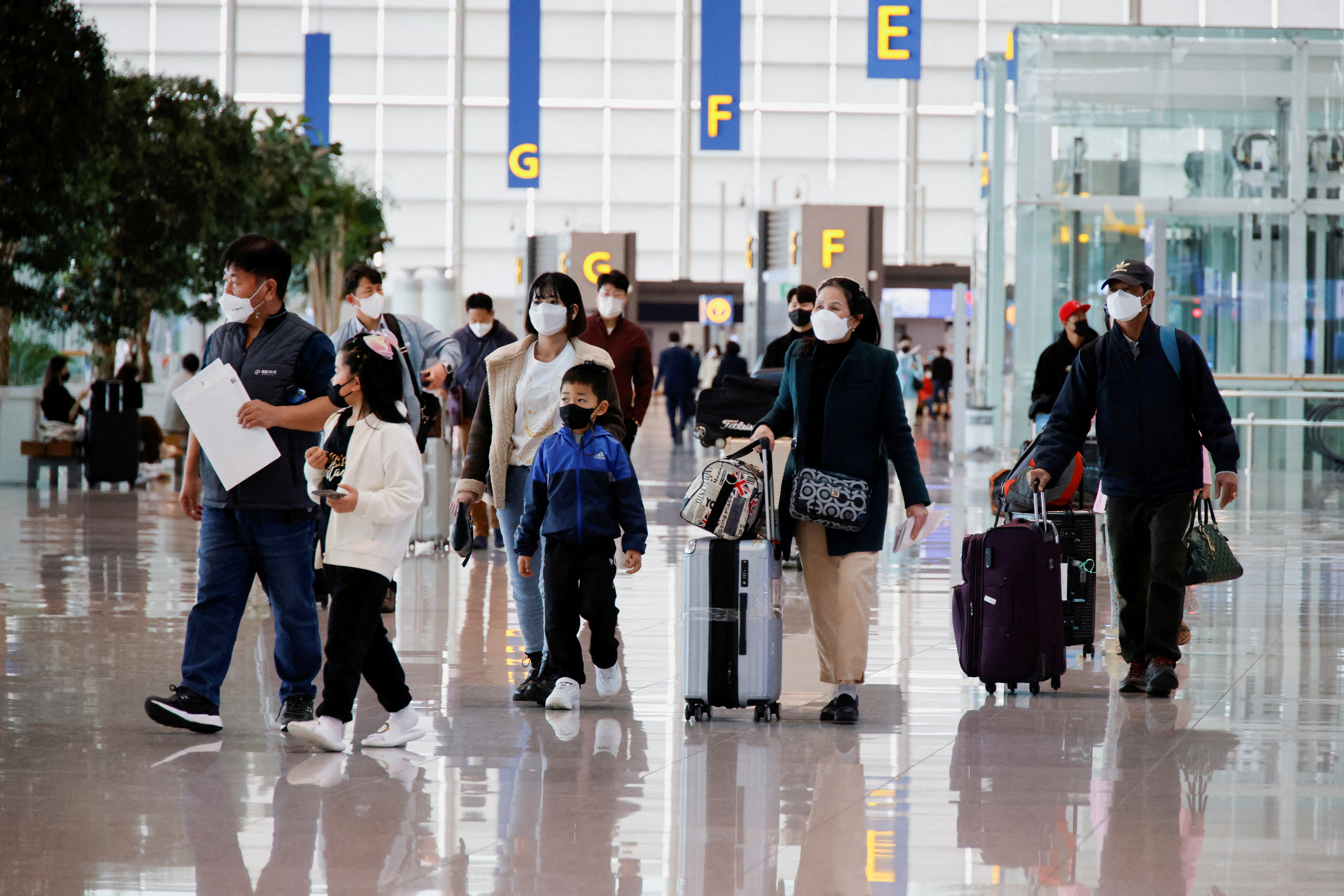 Personas con mascarillas para evitar contraer la enfermedad por coronavirus (COVID-19) caminan en el Aeropuerto Internacional de Incheon en Incheon, Corea del Sur, 25 de marzo de 2022. REUTERS/ Heo Ran/Archivo