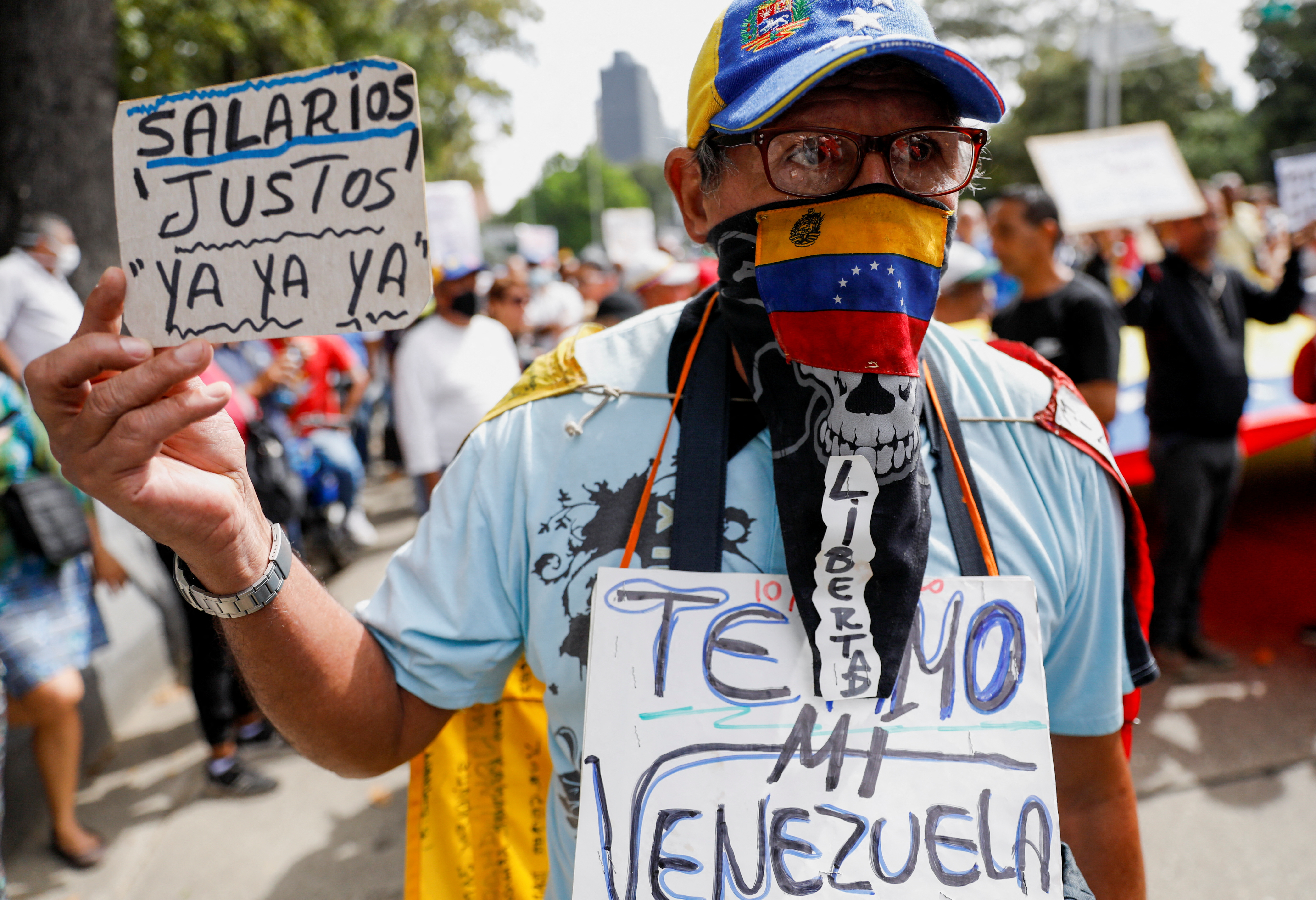 Venezuela salió en diciembre de 2021 de una hiperinflación en la que entró en 2017 y que, por cuatro años, redujo el valor del bolívar, la moneda oficial, así como la confianza de los ciudadanos en ella, por lo que adoptaron de manera no oficial el dólar en un intento de proteger sus ingresos. (REUTERS)