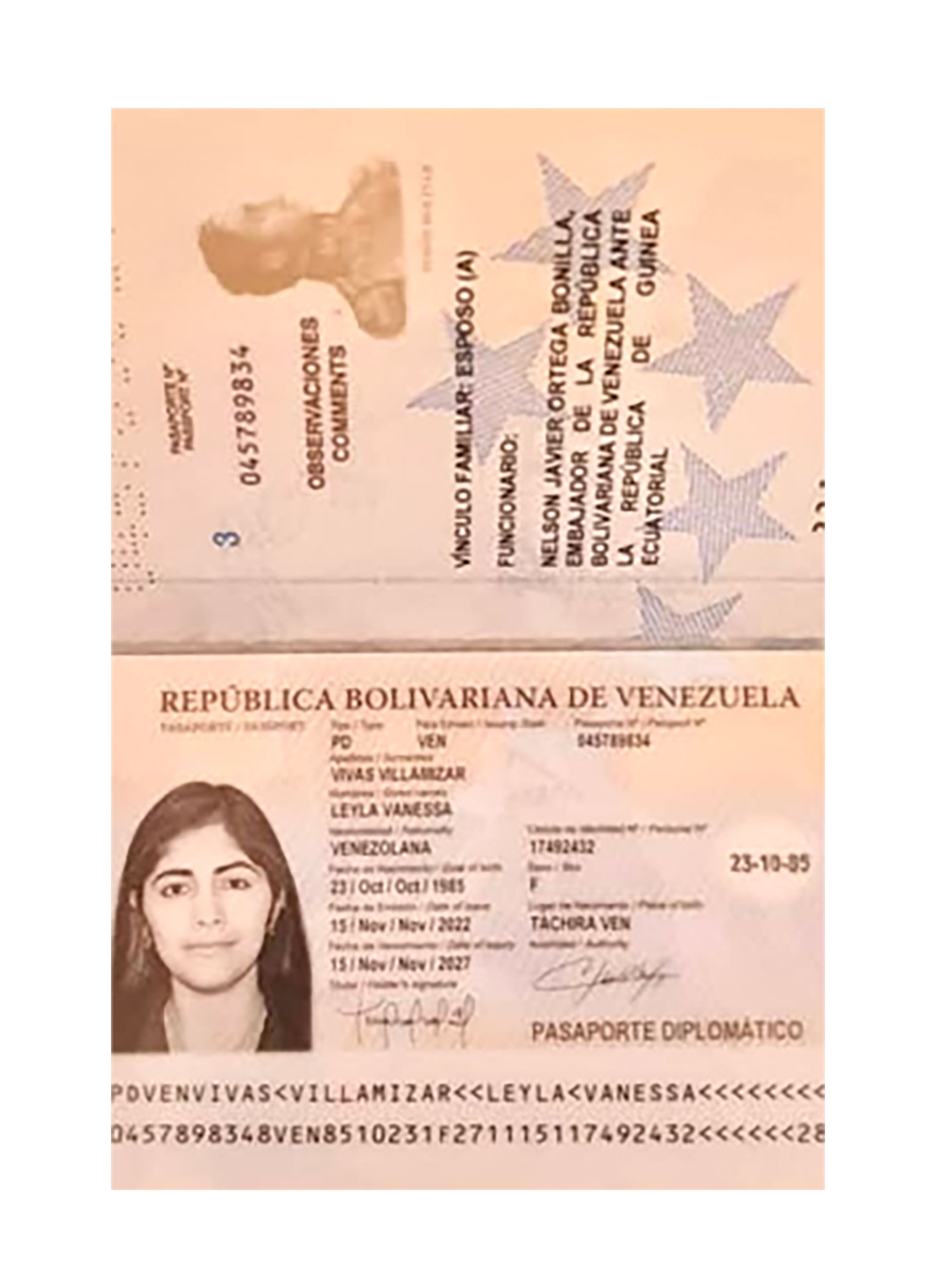 En el pasaporte se la acredita como esposa del embajador