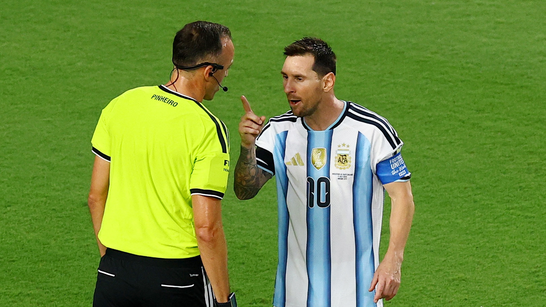 El &aacute;rbitro de Argentina-Suiza en el Mundial revel&oacute; detalles del partido desde adentro: de su cruce con Messi a la expulsi&oacute;n de Embolo