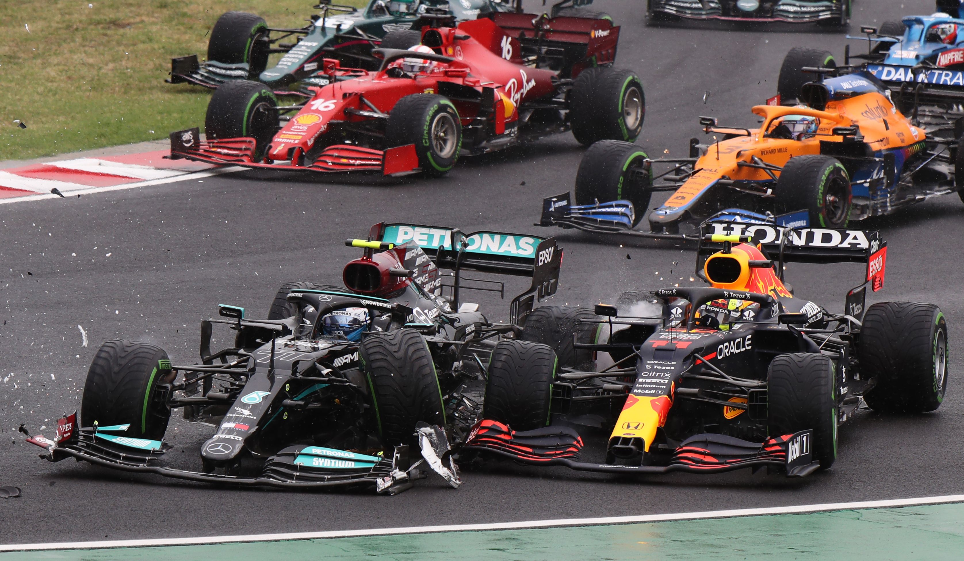 Formula One F1 - Hungarian Grand Prix - Hungaroring, Budapest, Hungary - August 1, 2021 Mercedes' Valtteri Bottas collides with Red Bull's Sergio Perez Pool via REUTERS/Peter Kohalmi