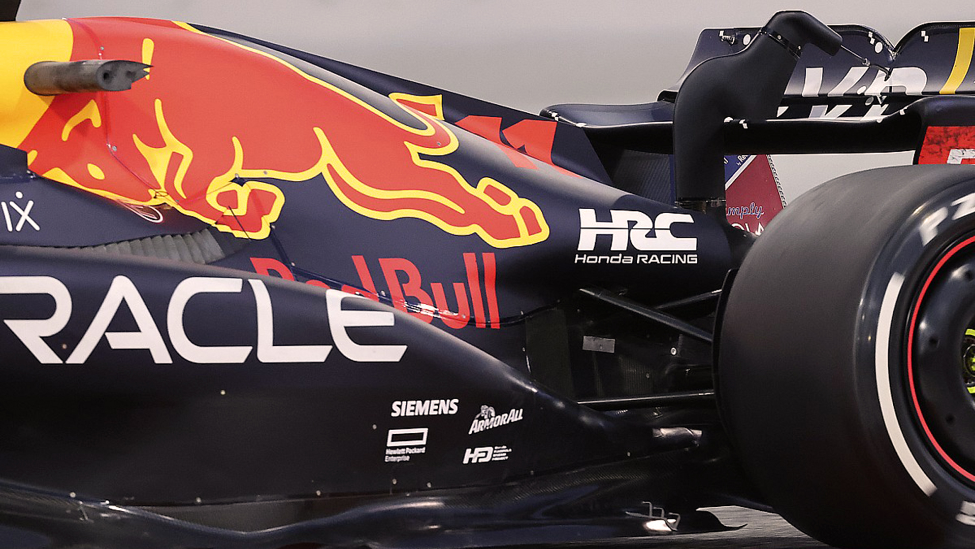 La tapa del motor del Red Bull RB18 de Fórmula 1 que corre en 2022, no dice Honda, sino HRC. Ya no son socios sino proveedores que cobran alquiler por sus unidades de potencia