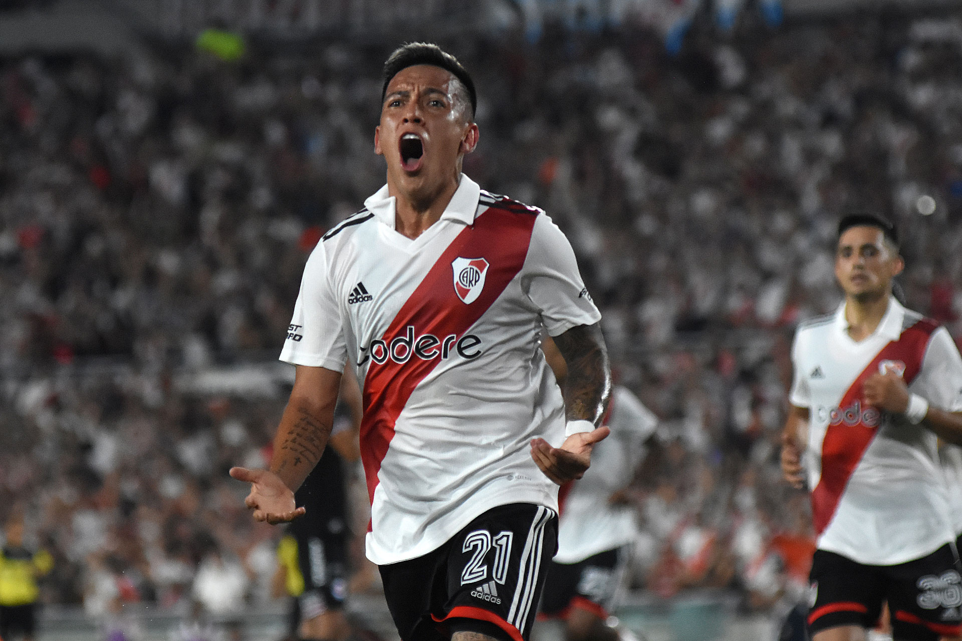 Con goles de penal de Borja y Barco, River Plate le ganó 2-1 a Argentinos Juniors en un duelo lleno de polémicas