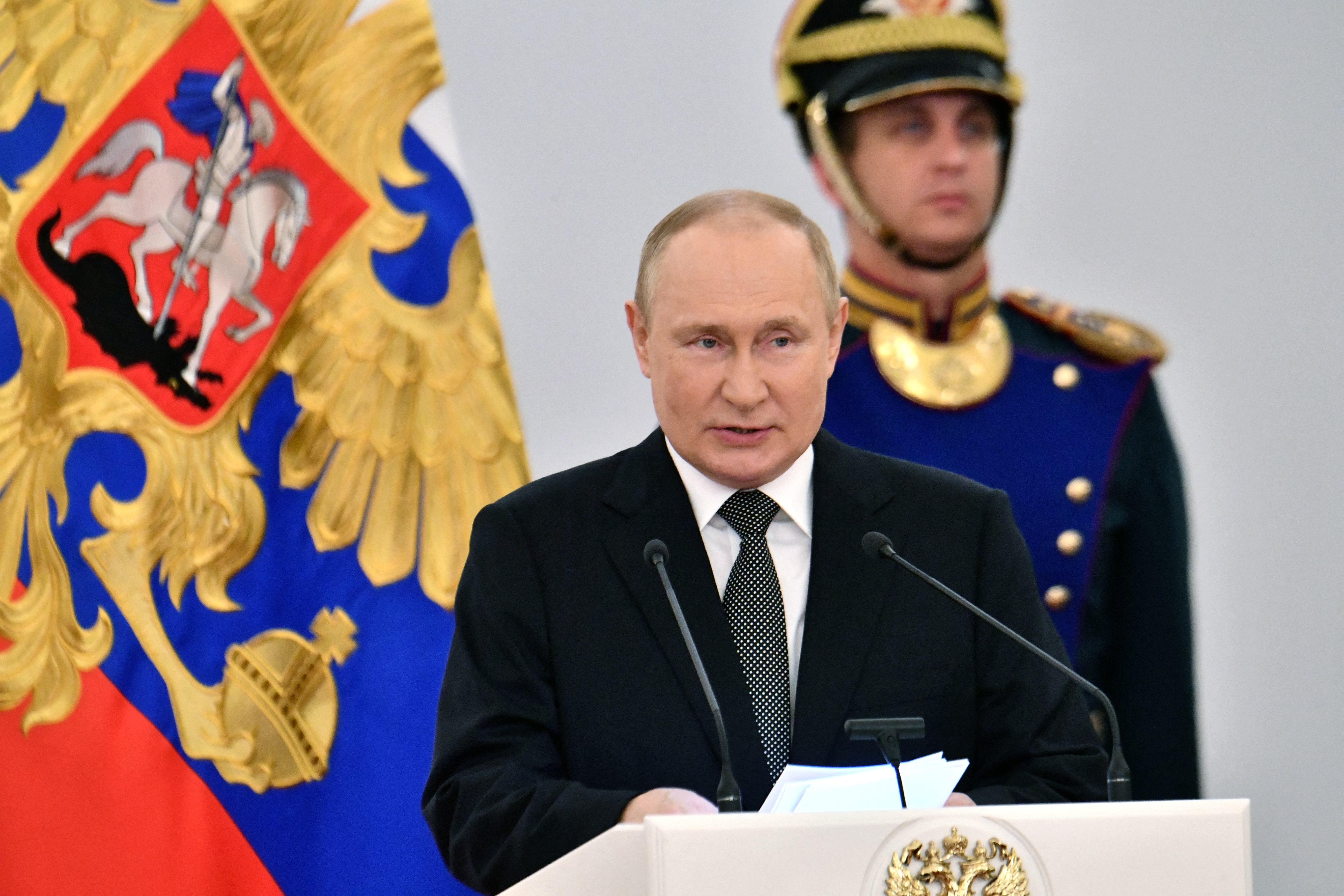 El Papa pareció acercarse a las posturas de Vladimir Putin, aunque luego lo negó