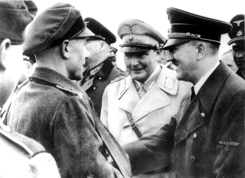 El mariscal del Reich Hermann Göring (centro), comandante de la Luftwaffe, fue el sucesor natural de Hitler durante casi toda la guerra (Bundesarchiv)