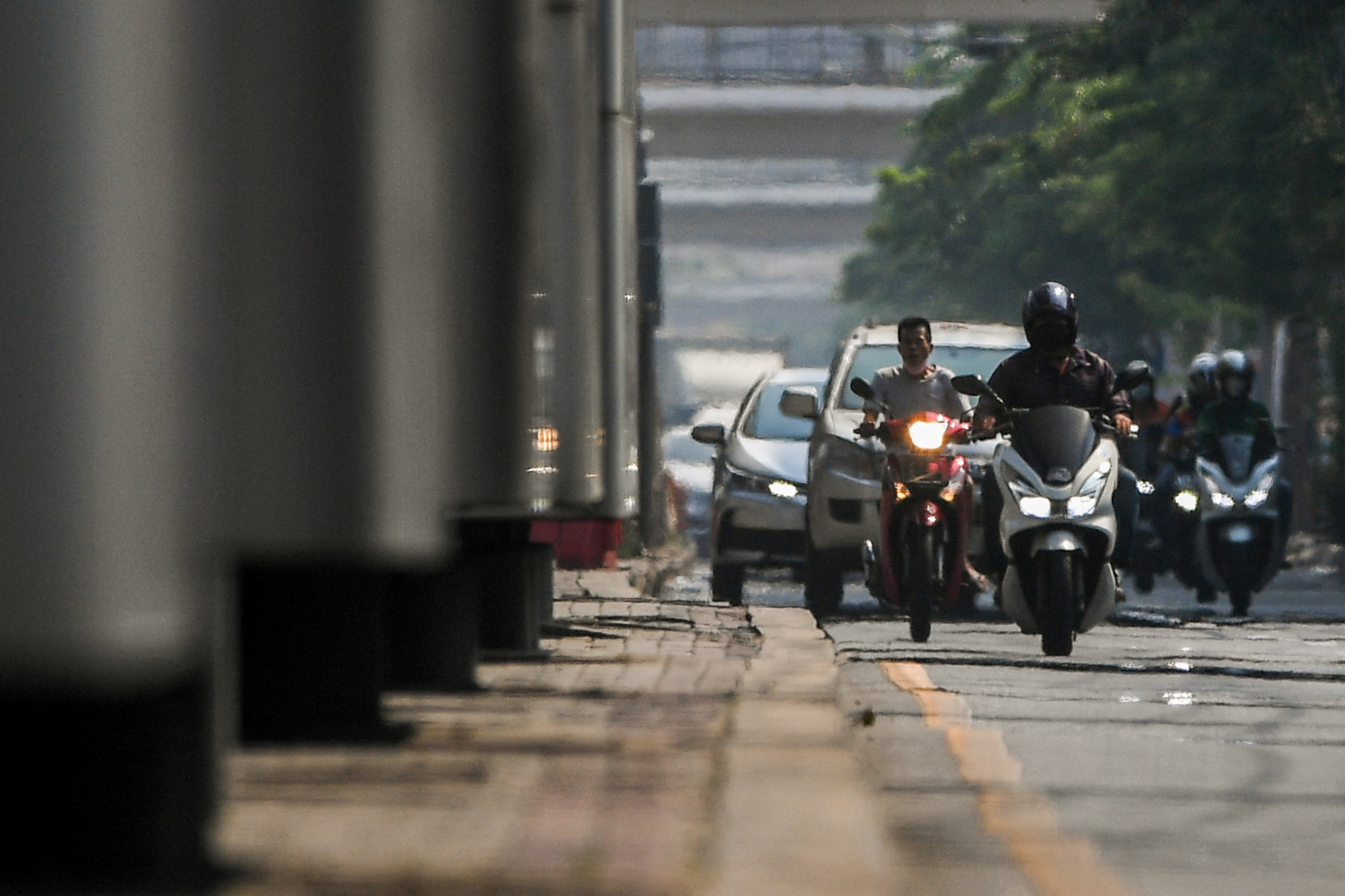 Los motociclistas se ven a través de la neblina de calor cuando las temperaturas alcanzan un récord de 45,4 grados Celsius (113,7 Fahrenheit) en Bangkok, Tailandia, el 21 de abril de 2023. REUTERS/Chalinee Thirasupa