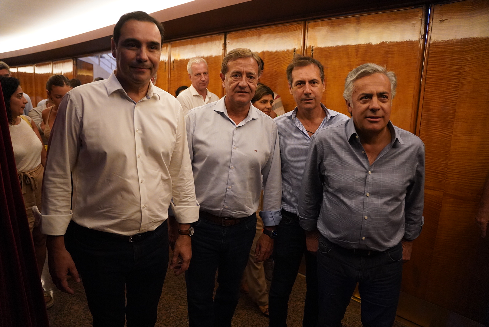  Alfredo Cornejo, Rodolfo Suárez, Gustavo Valdés y otros dirigentes radicales, llegando al acto 