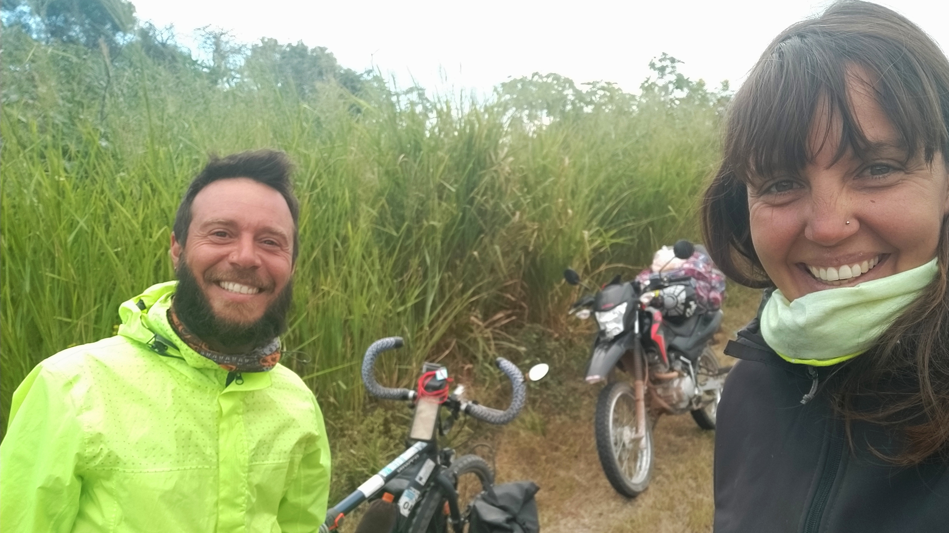 La foto del día en que se conocieron Lucas y Aldana, dos apasionados viajeros que coincidieron en la ruta 40 (Instagram @porlatierrayelmar)
