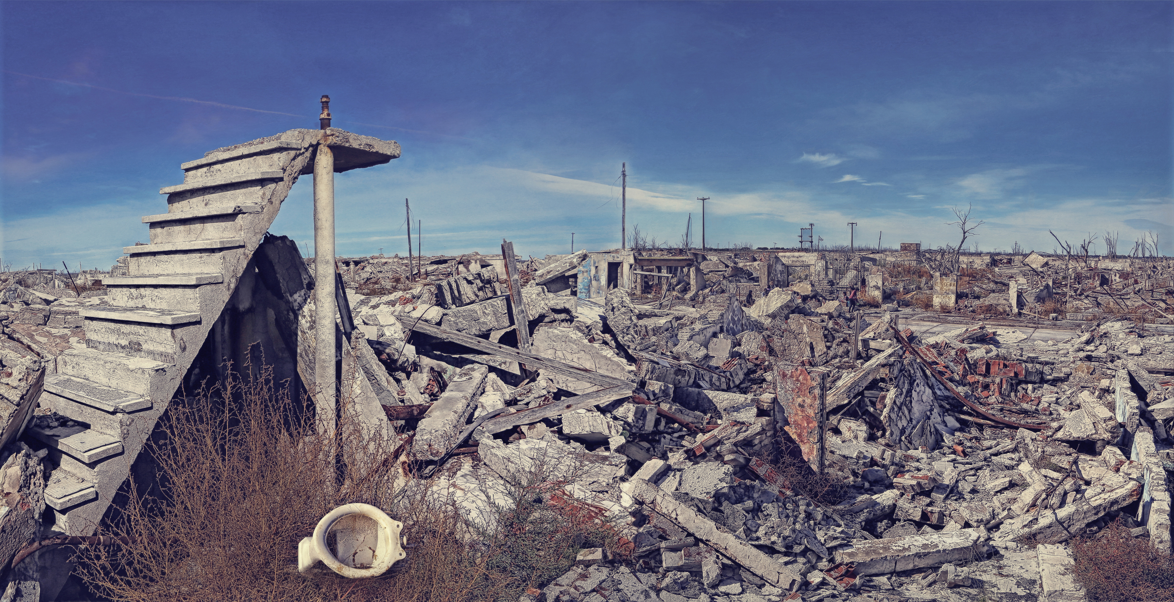 El trabajo fuerte de evacuación duró 15 días y no hubo ninguna fatalidad. La peor parte fue cuando el agua llegó al cementerio de la ciudad. Los ataúdes empezaron a flotar (Getty Images)