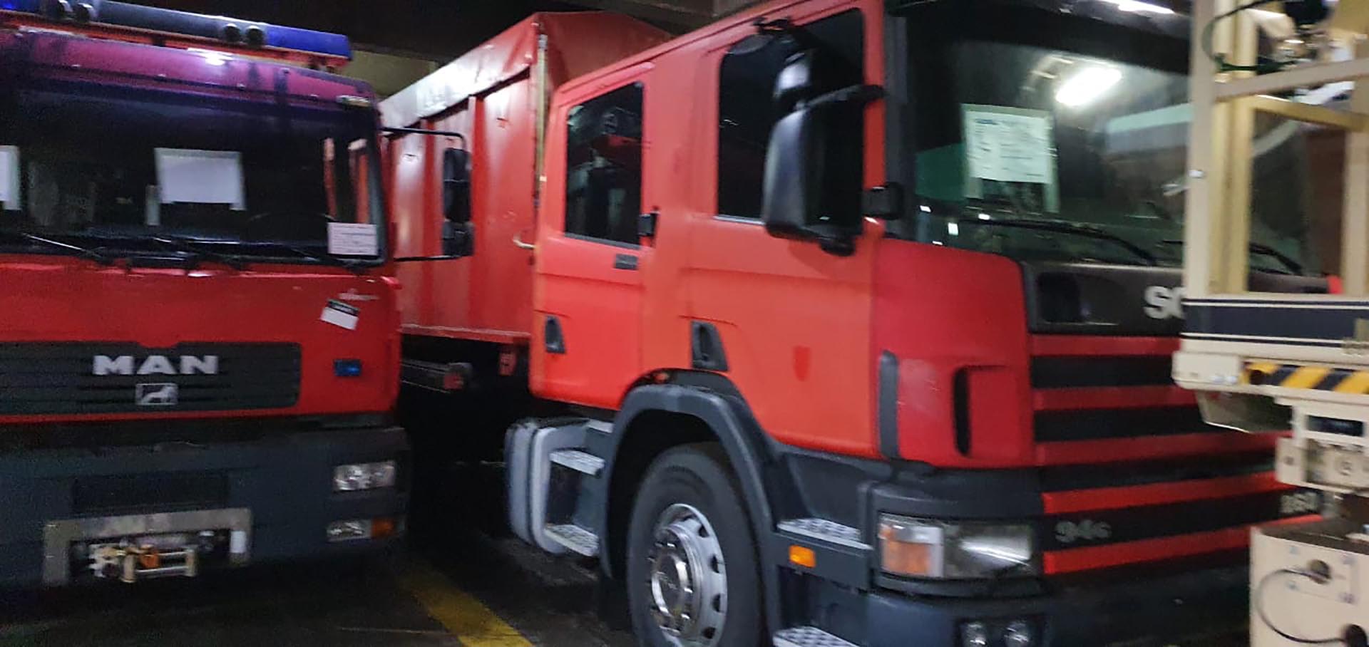 El camión de bomberos en que casi accidentalmente un can aduanero y su guarda detectaron 56 kilos de cocaína, probablemente porque la operación de narcotráfico equivocó el vehículo de carga