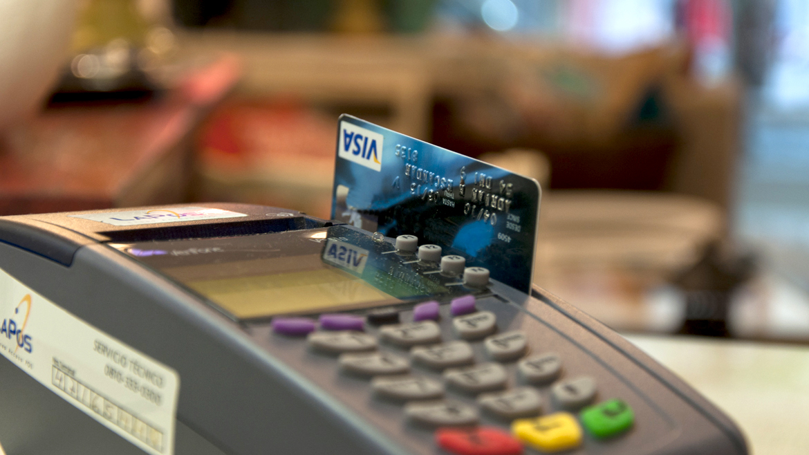 Hay unas 33,8 millones de tarjetas de débito emitidas por bancos privados