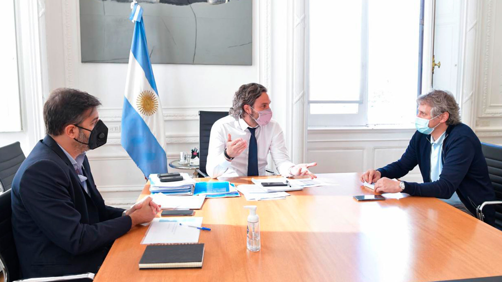 Santiago Cafiero le habla a Felipe Miguel, ante la atenta mirada de Carlos Bianco (Foto: Presidencia)