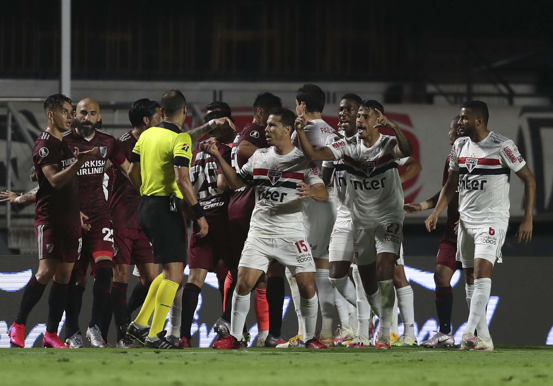 El momento más tenso de San Pablo-River: tumulto sobre el final del primer tiempo (Fernando BIZERRA / POOL / AFP)
