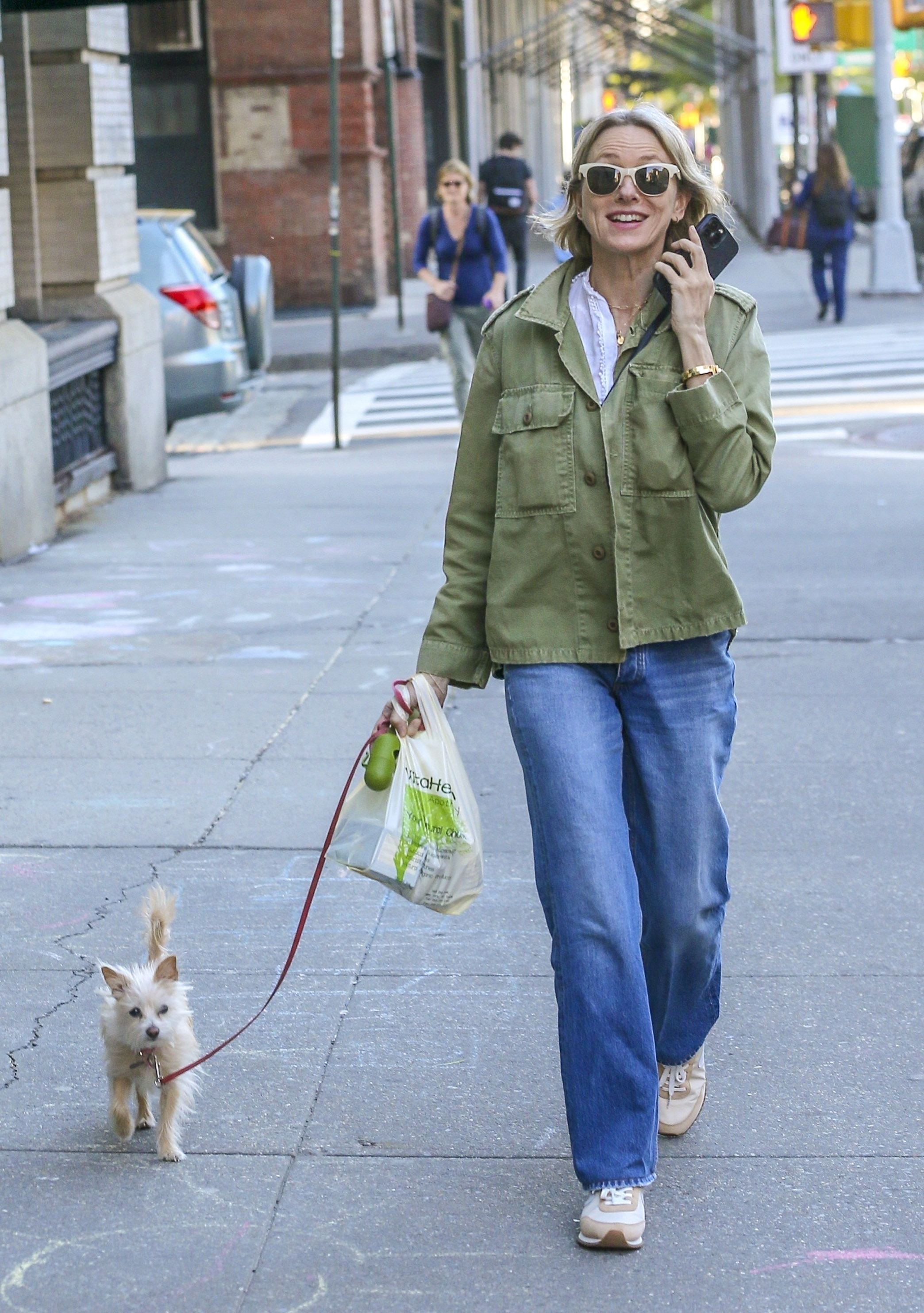 Naomi Watts salió a pasear con su mascota por las calles de su vecindario en Nueva York. Sonrió cuando vio que había fotógrafos y mostró su look casual: jean, campera y zapatillas