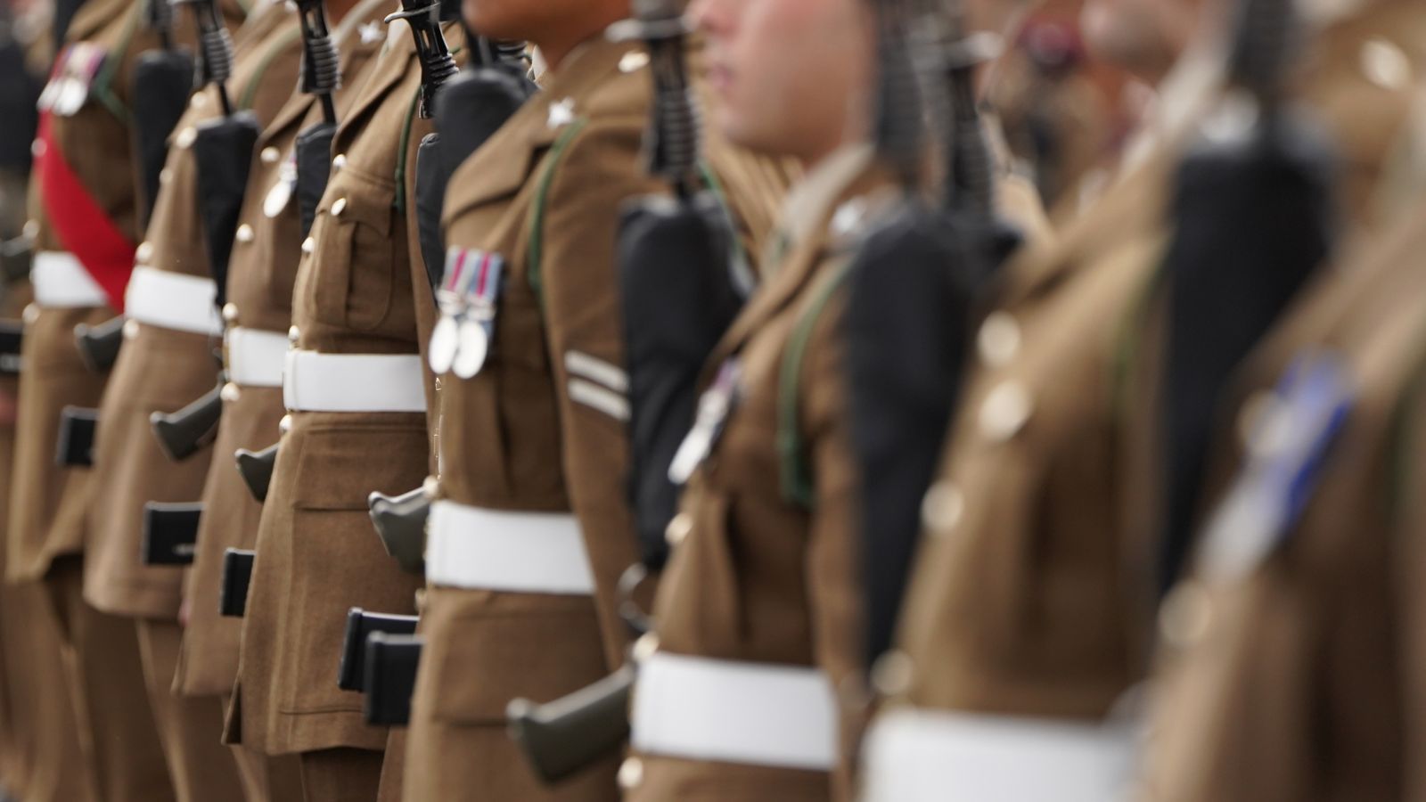 Sexo grupal en una base militar británica el secretario de las Fuerzas Armadas dijo que está avergonzado por el escándalo