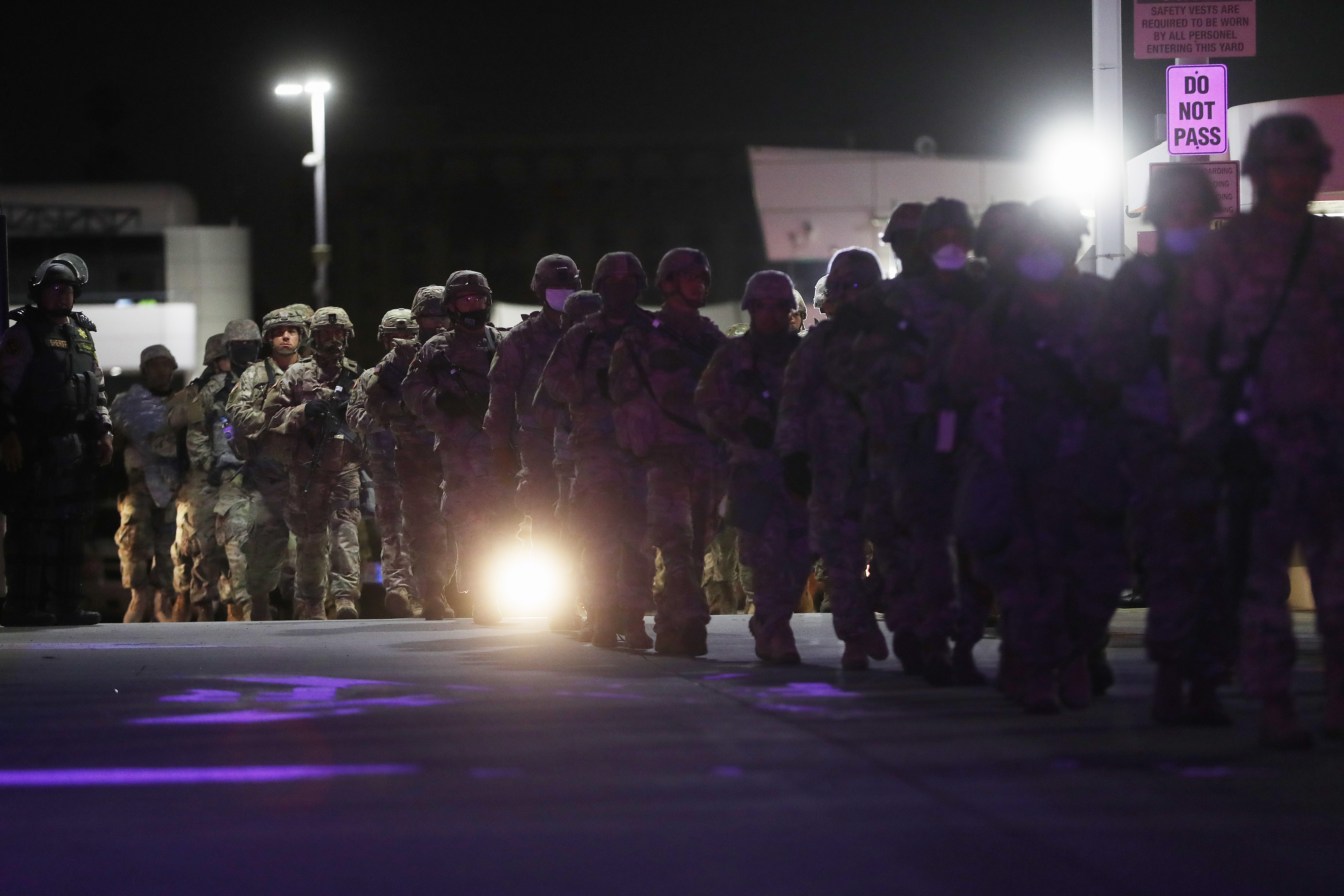 La Guardia Nacional se prepara para contener las protestas en Santa Monica, California. En el caso de Los Ángeles, la tensa situación recuerda a los violentos disturbios que en 1992 se saldaron con más de 50 muertos y 2.000 heridos, tras otro sonado caso de brutalidad policial contra un ciudadano afroamericano. (Mario Tama/Getty Images/AFP)