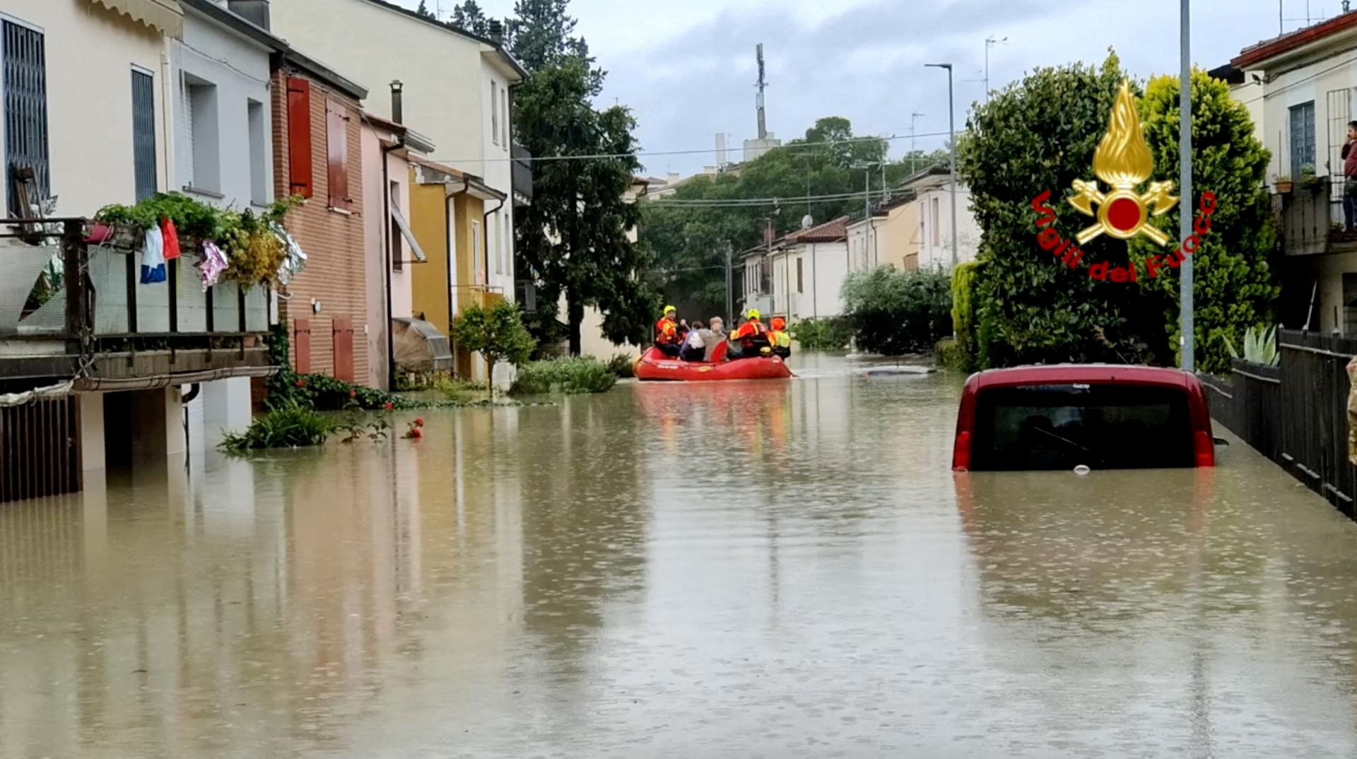 Rescatistas llevan a la gente a un lugar seguro durante las operaciones de rescate, en Forli, Italia, en esta imagen difundida el 17 de mayo de 2023 (REUTERS)