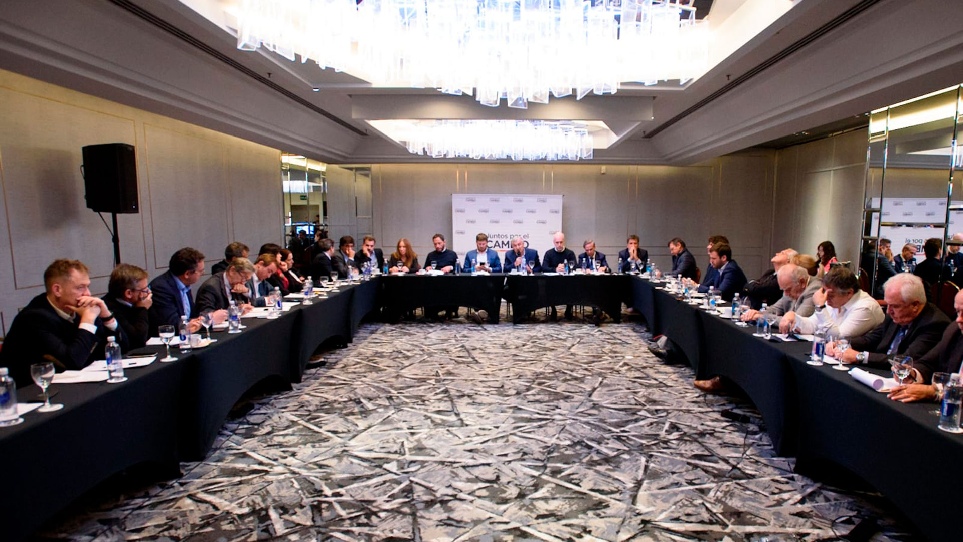 Cumbre de JxC: los presidenciables debatieron el programa económico y cuestionaron la dolarización de Milei