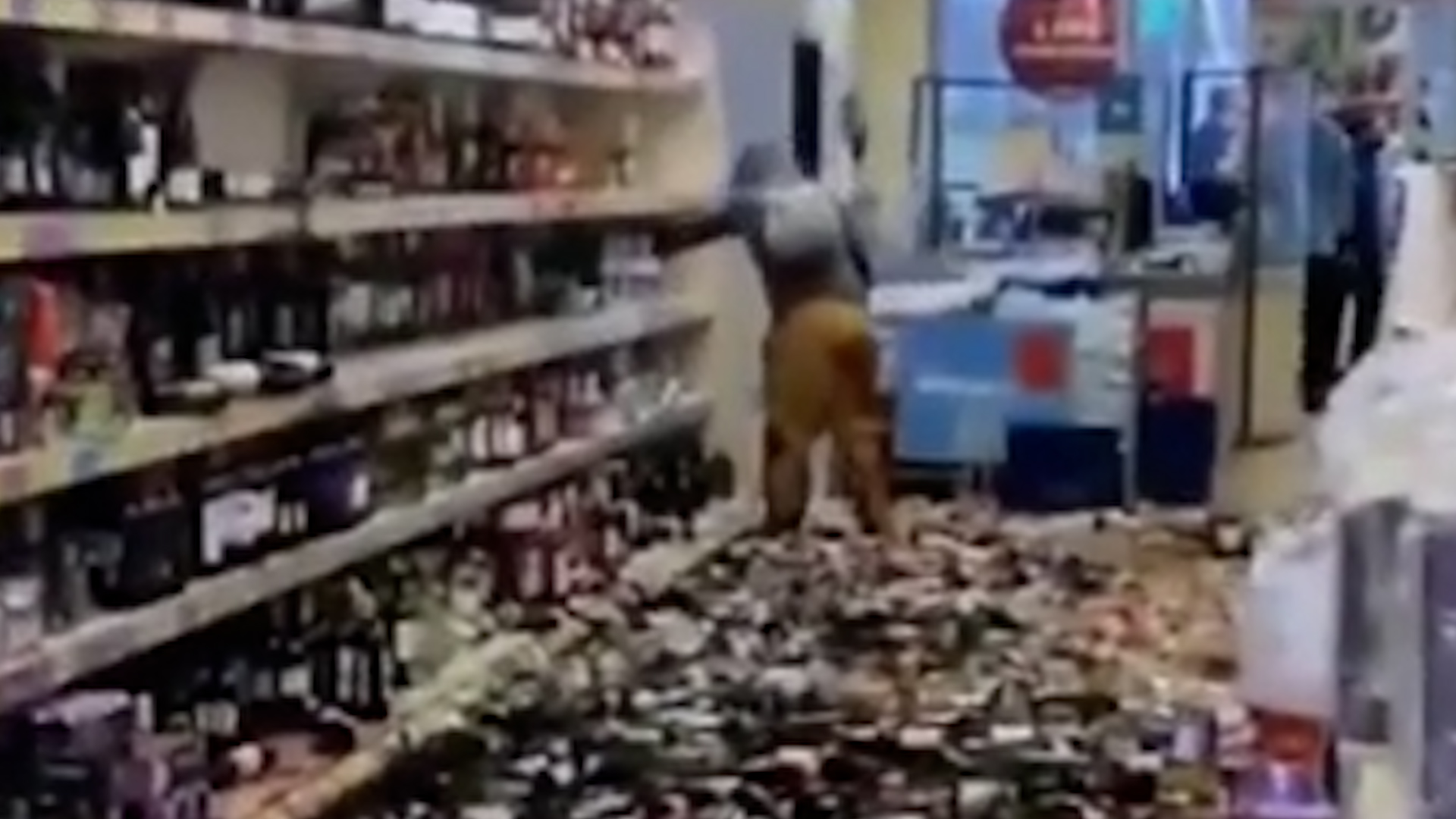 Barbara Stange-Alvarez tirando al suelo cientos de botellas de alcohol en el supermercado
